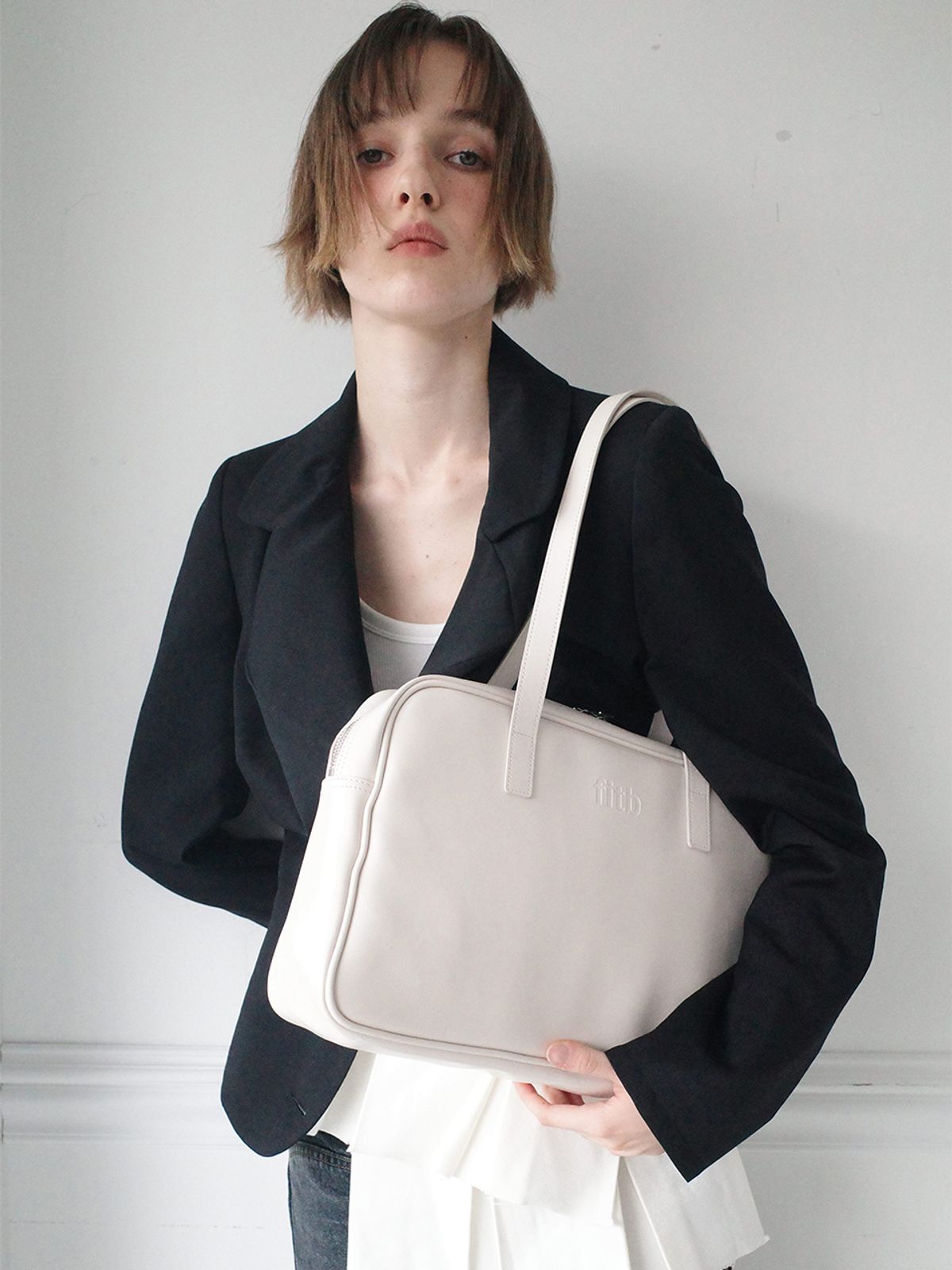 필인더블랭크(FILLINTHEBLANK) Trapezoid Shoulder Bag (eggshell)