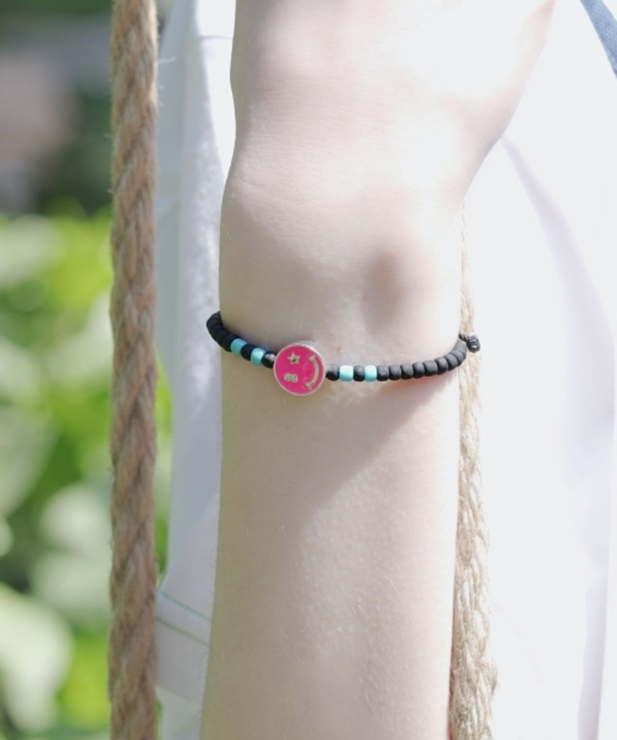 봉보(BONBEAU) Buddy smile black beads knot Bracelet 컬러 에폭시 스마일 블랙 비즈 매듭 팔찌