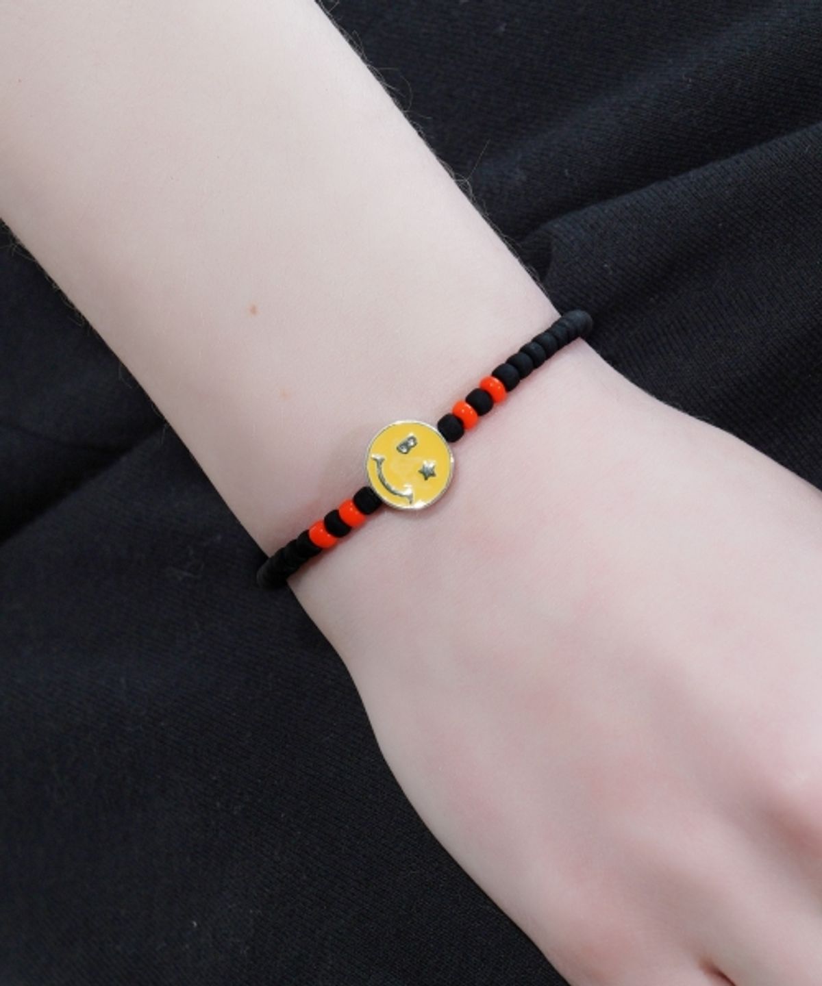 봉보(BONBEAU) Buddy smile black beads knot Bracelet 컬러 에폭시 스마일 블랙 비즈 매듭 팔찌