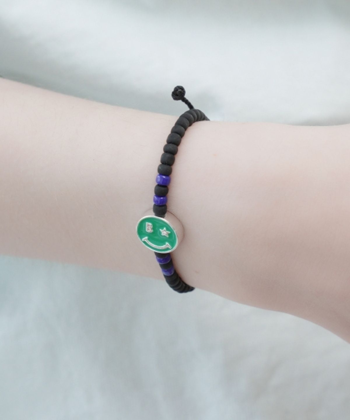 봉보(BONBEAU) Buddy smile black beads knot Bracelet 컬러 에폭시 스마일 블랙 비즈 매듭 팔찌