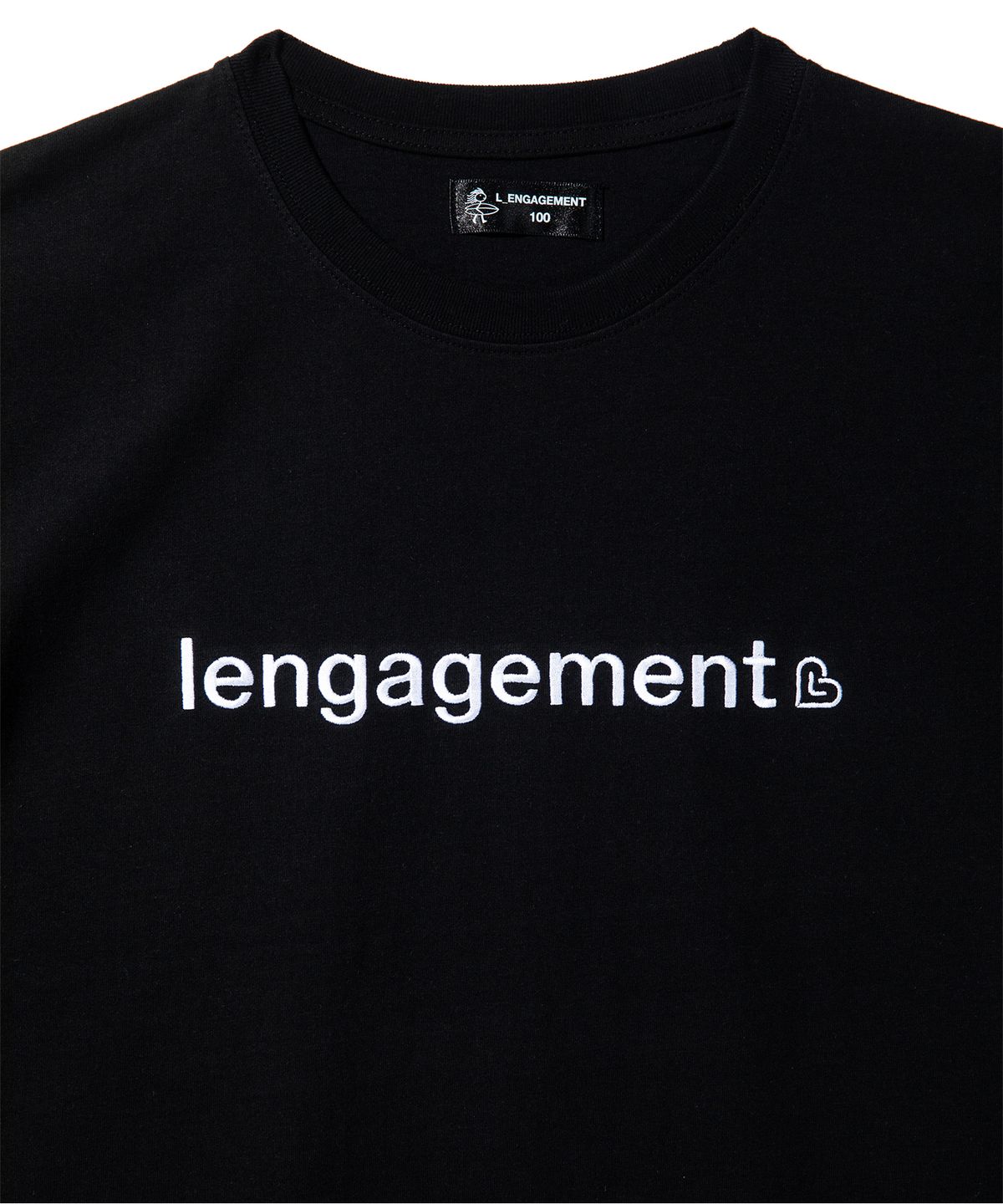 랑가주망(LENGAGEMENT) 릴렉스핏 스몰 스토리 로고 자수 반팔티 [블랙]