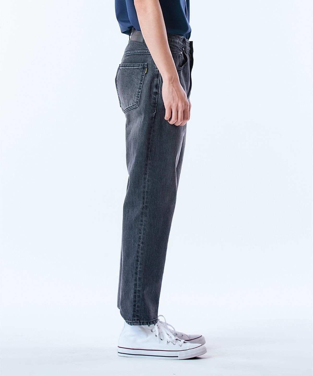 필로그램(PHILOGRAM) 테이퍼드 크롭 데님 팬츠(Black)