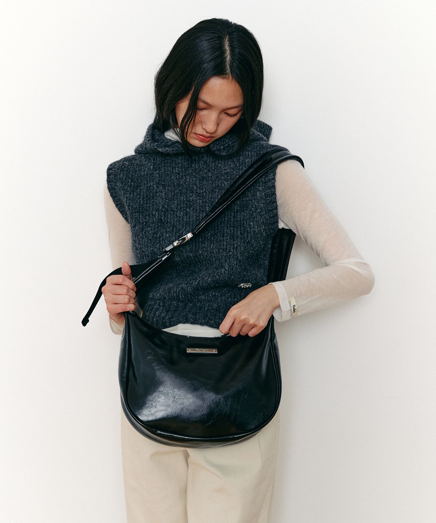 MUSINSA | FALLETT Crack Leather Moon Bag Black