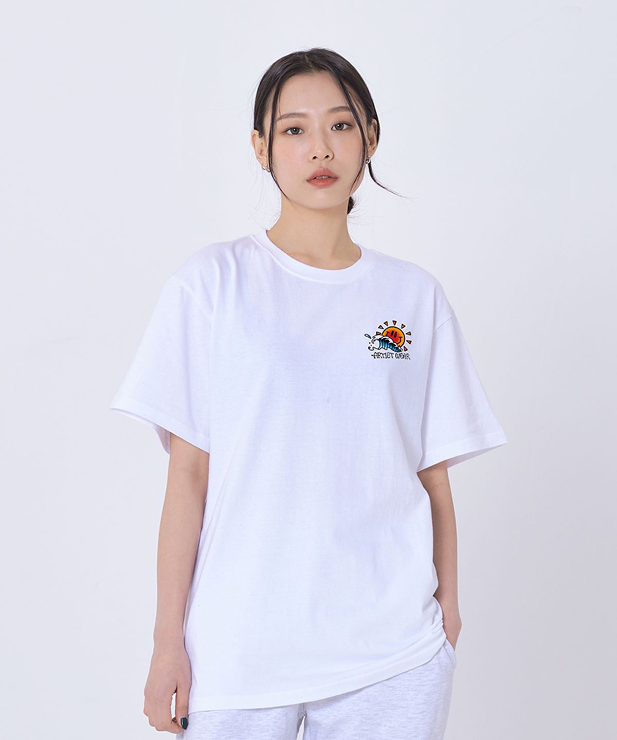 아티스트웨어(ARTISTWEAR) [ATW X COLLABO] 류시 해바라기 스마일 반팔티 WH