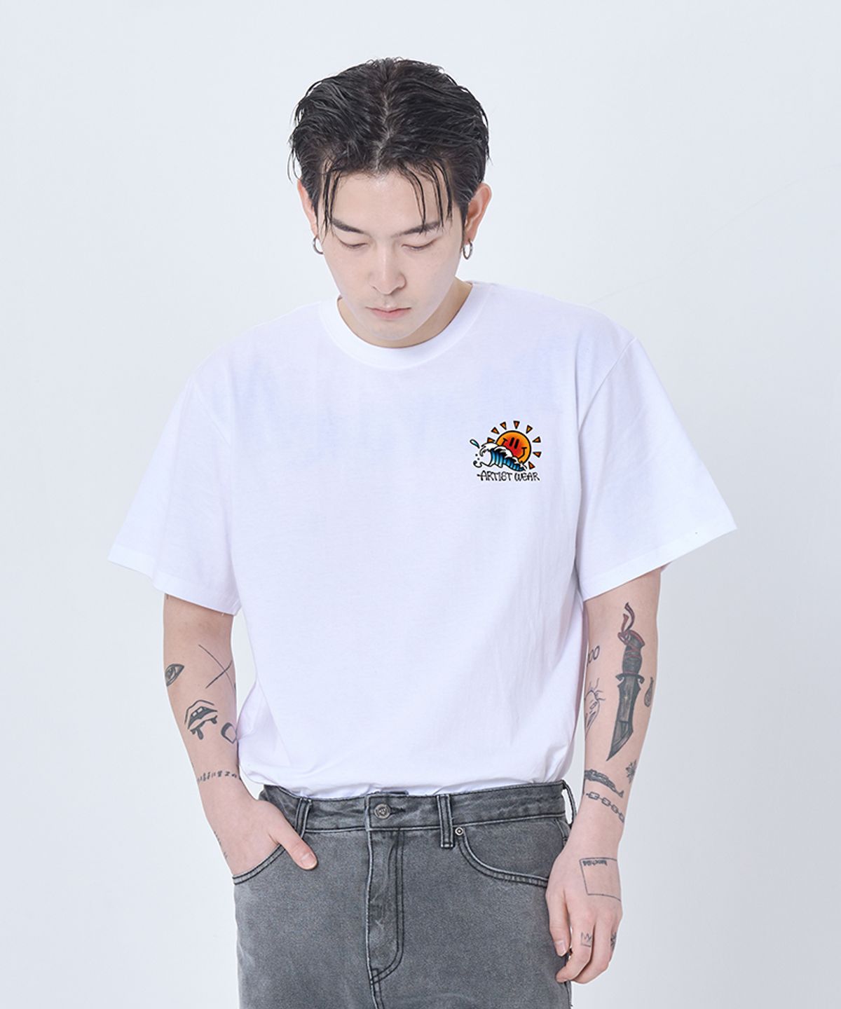 아티스트웨어(ARTISTWEAR) [ATW X COLLABO] 류시 해바라기 스마일 반팔티 WH