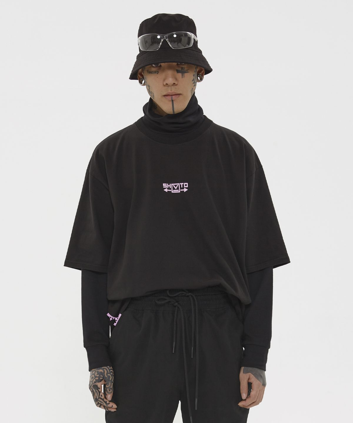 슈브토(SHVTO) 로고 티셔츠 블랙