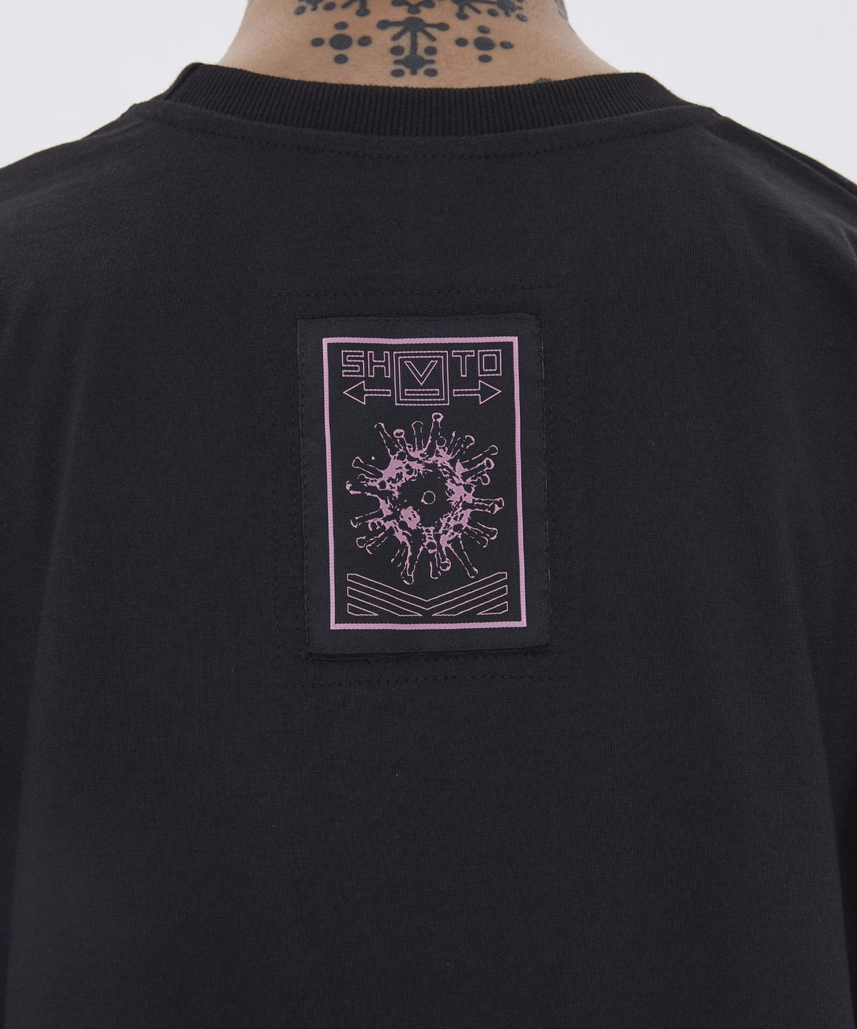 슈브토(SHVTO) 로고 티셔츠 블랙