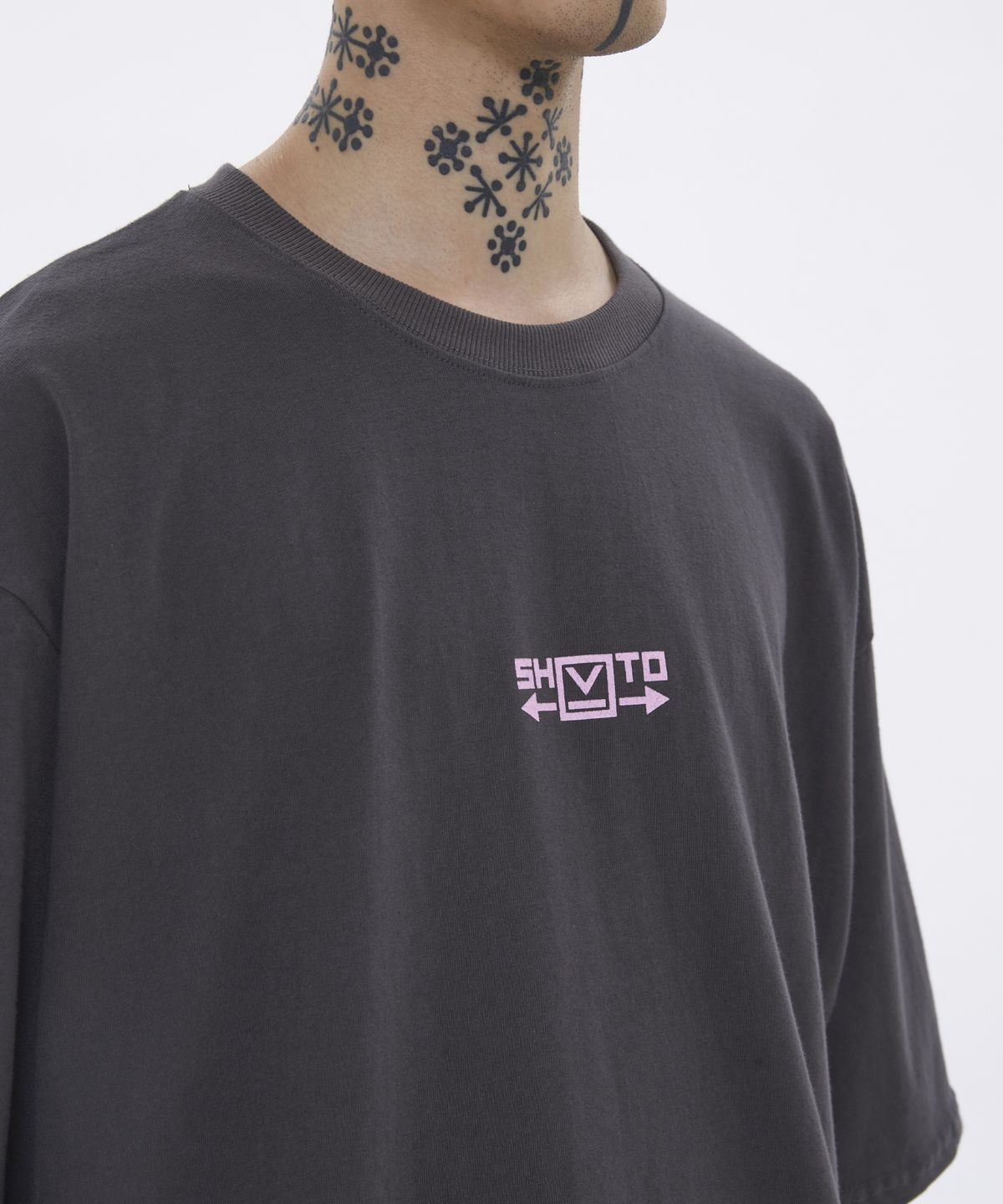 슈브토(SHVTO) 로고 티셔츠 그레이
