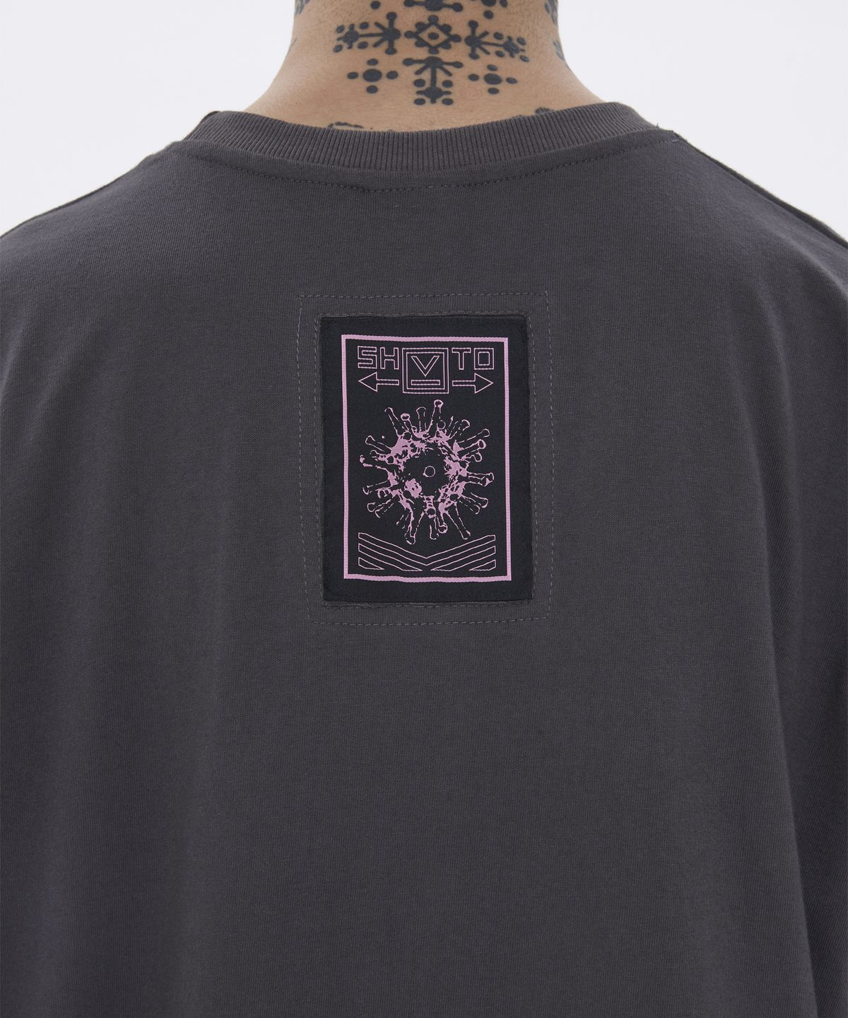 슈브토(SHVTO) 로고 티셔츠 그레이