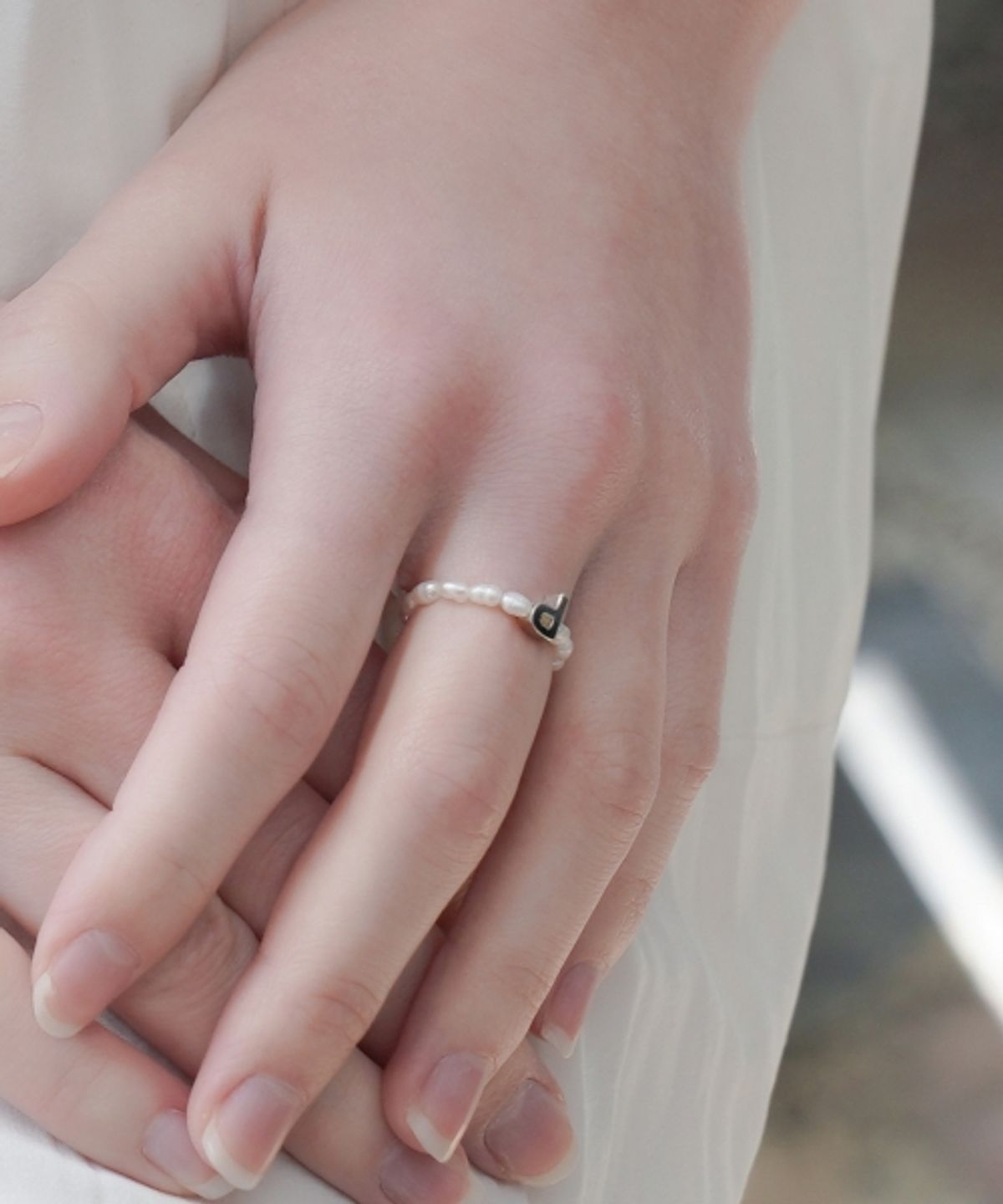 봉보(BONBEAU) Silver initial water pearl ring 실버 이니셜 쌀알 담수 진주 밴딩 반지