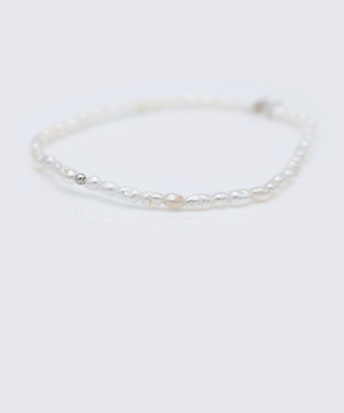 봉보(BONBEAU) Silver initial water pearl Bracelet 실버 이니셜 쌀알 담수 진주 밴딩 팔찌