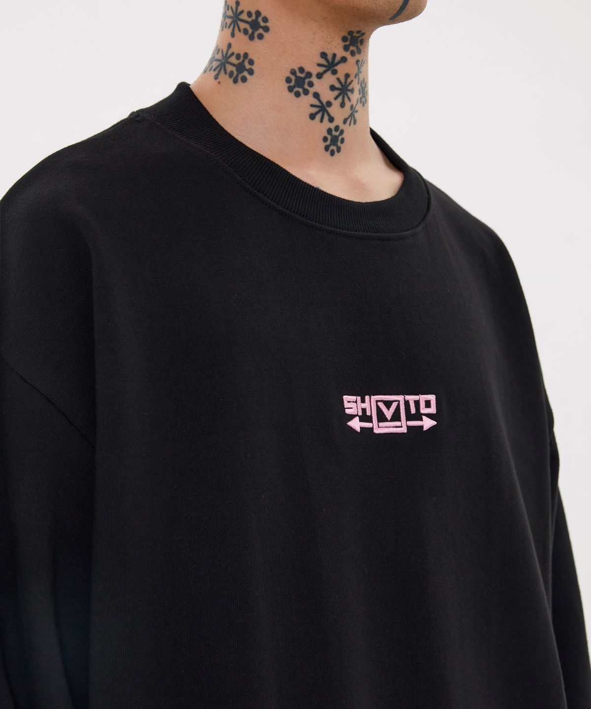 슈브토(SHVTO) 로고 스웨트셔츠 블랙