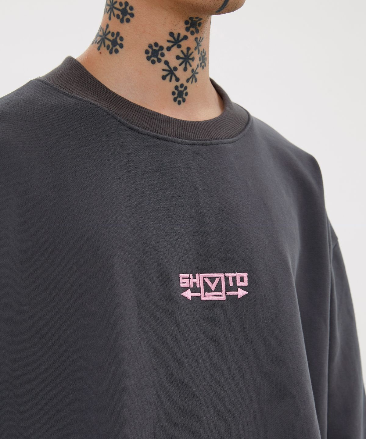 슈브토(SHVTO) 로고 스웨트셔츠 그레이