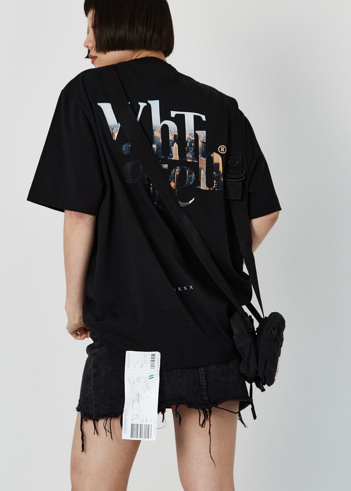 왓더웨어(WHATTHEWEAR) Travel 시리즈 그래픽 반팔티 - 블랙