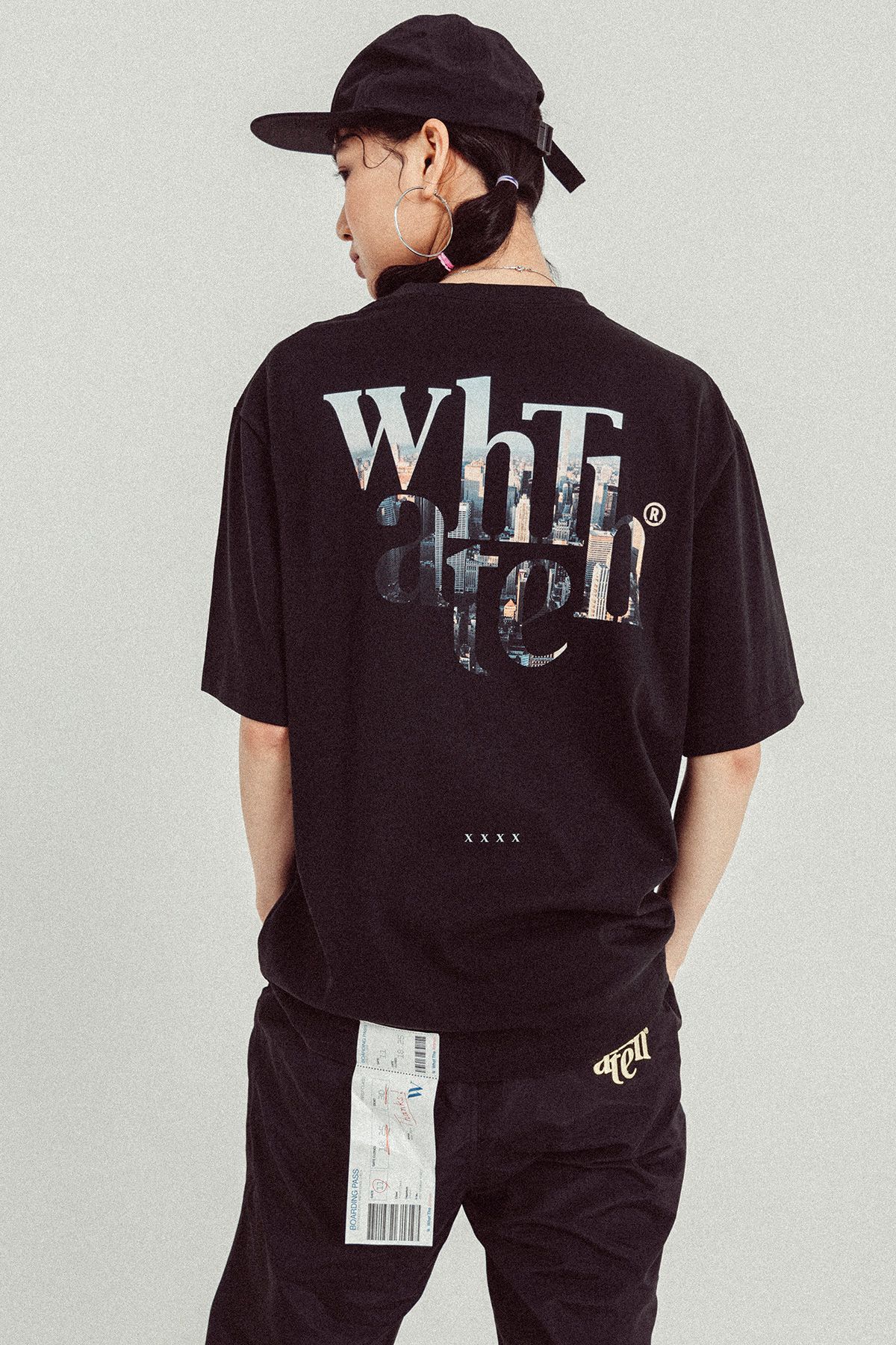 왓더웨어(WHATTHEWEAR) Travel 시리즈 그래픽 반팔티 - 블랙