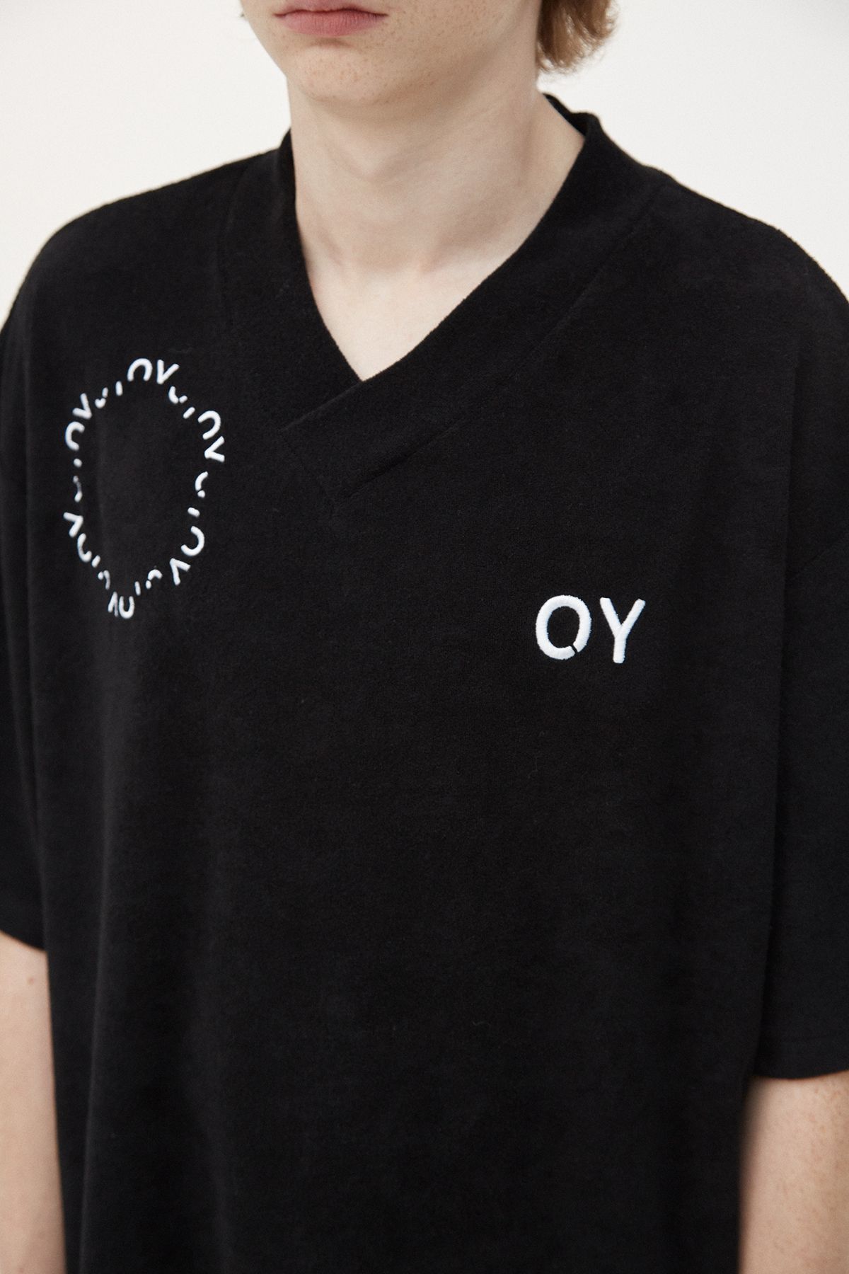 오픈야드(오와이)(OPENYARD(OY)) 테리 라운드 로고 브이넥 티-블랙