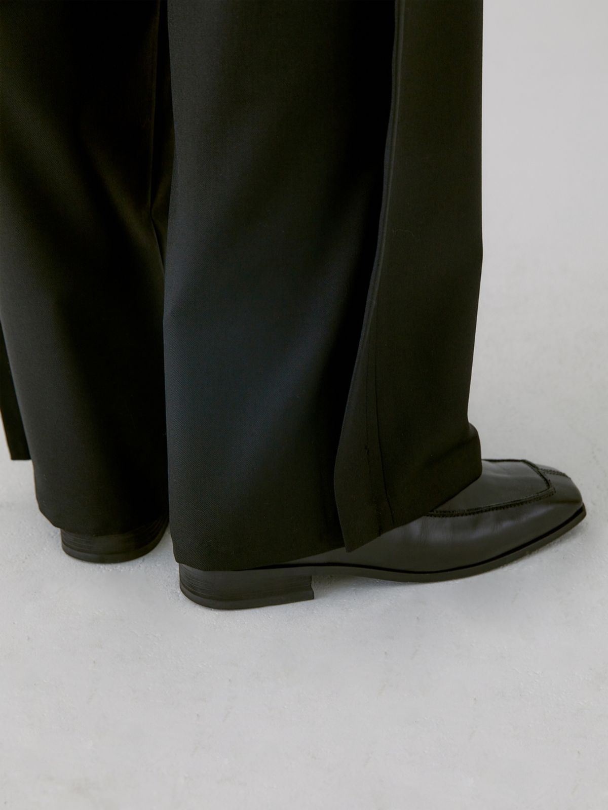 구아(GOOA) RIVER WAVE WOOL TROUSER [BLACK]