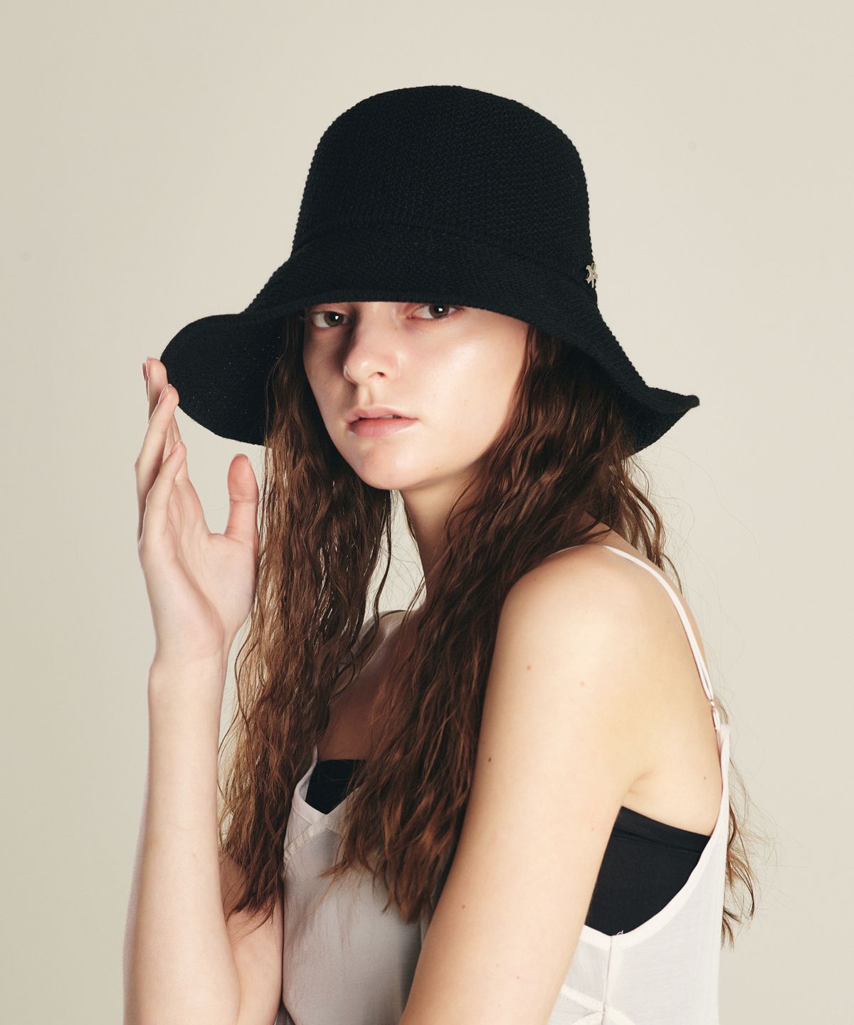 엘케블룸(ELKE BLOEM) MECHELEN WIDE BLACK BUCKET HAT