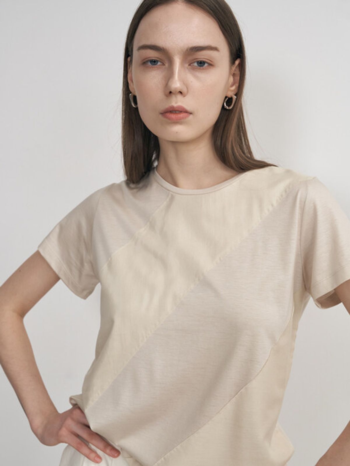 네벨에브리웨어(NEBELEVERYWEAR) SILK COMBI TEE_LIGHTH BEIGE