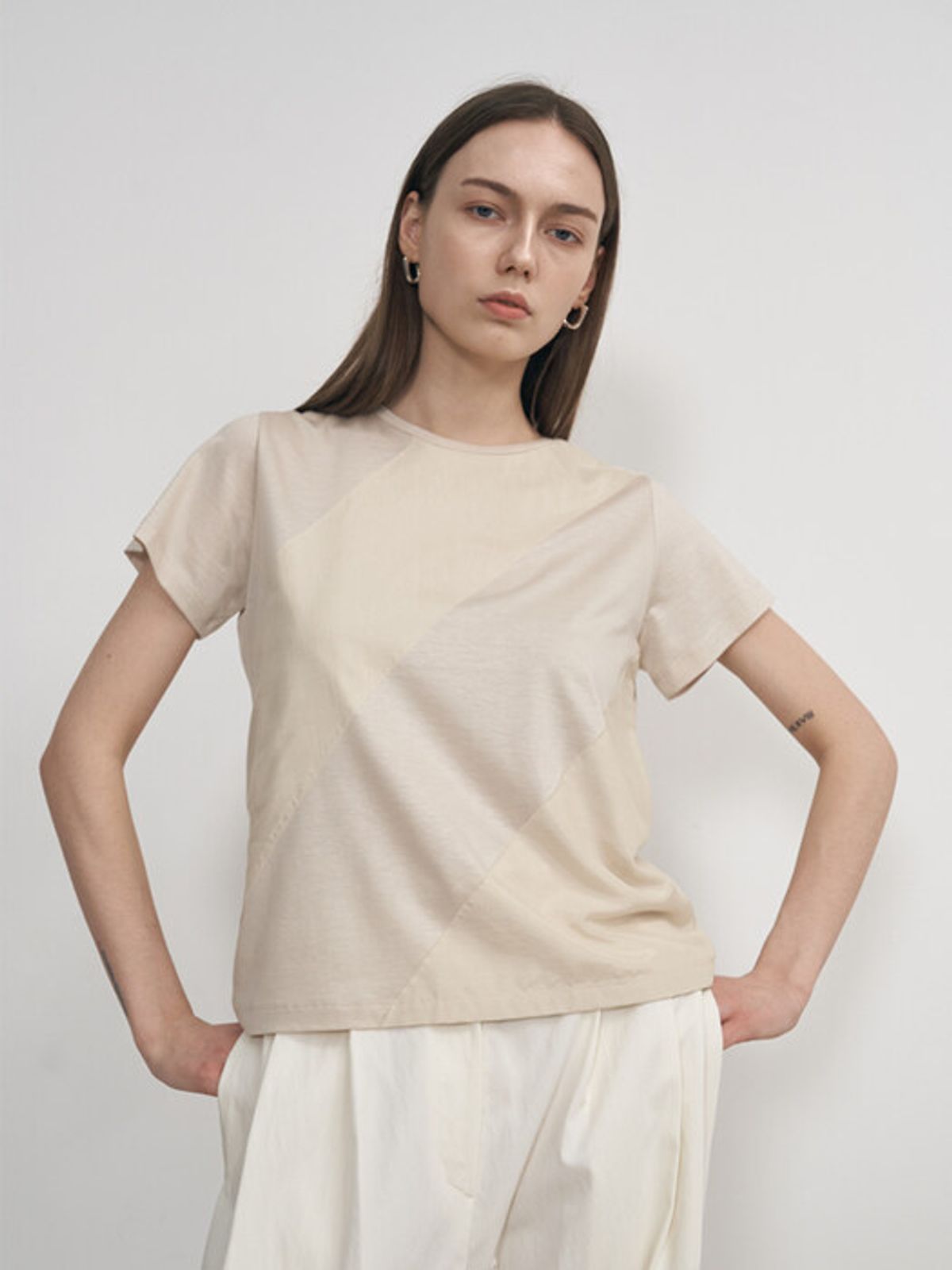 네벨에브리웨어(NEBELEVERYWEAR) SILK COMBI TEE_LIGHTH BEIGE