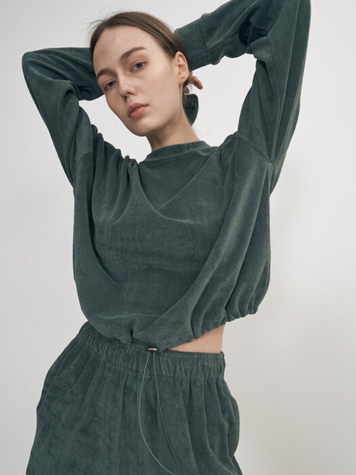 네벨에브리웨어(NEBELEVERYWEAR) COTTON TERRY SWEATSHIRT_KHAKI GREEN