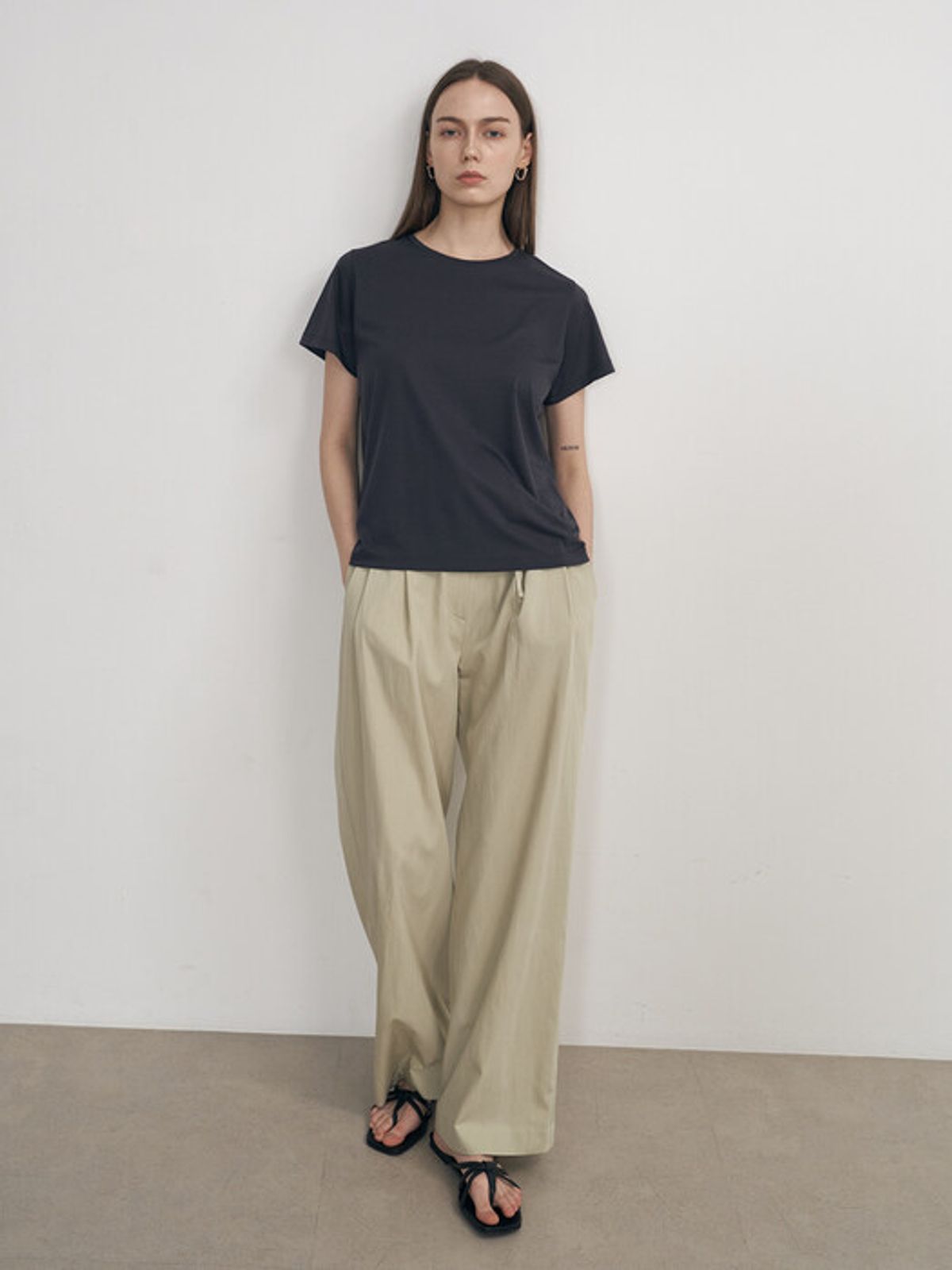 네벨에브리웨어(NEBELEVERYWEAR) SILK BASIC TEE_DEEP CHARCOAL