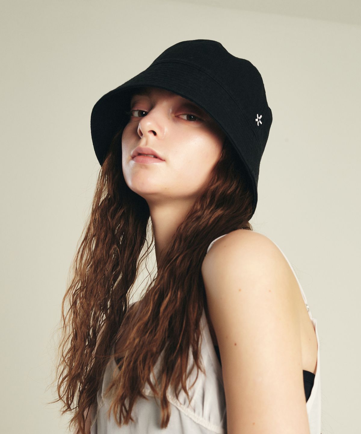 엘케블룸(ELKE BLOEM) CLOUD BLACK BUCKET HAT