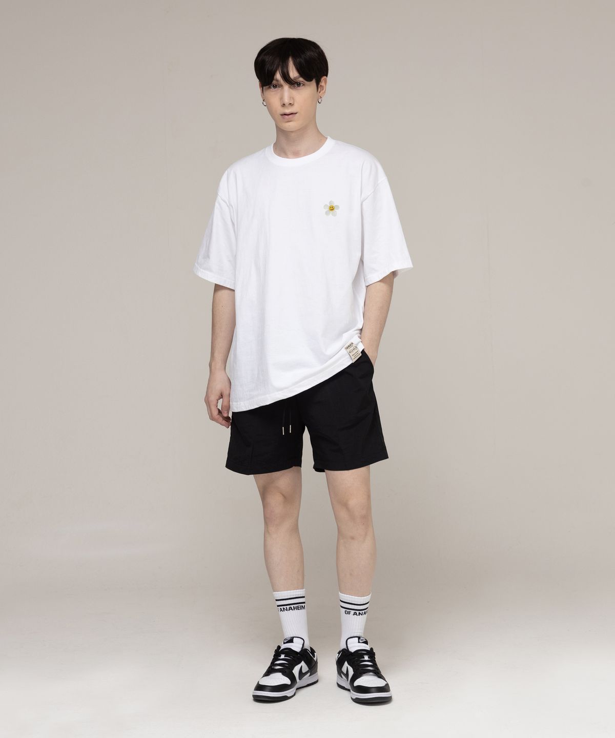 그레이버(GRAVER) [UNISEX]블랙 플라워 스마일 로고 삭스 1팩_화이트
