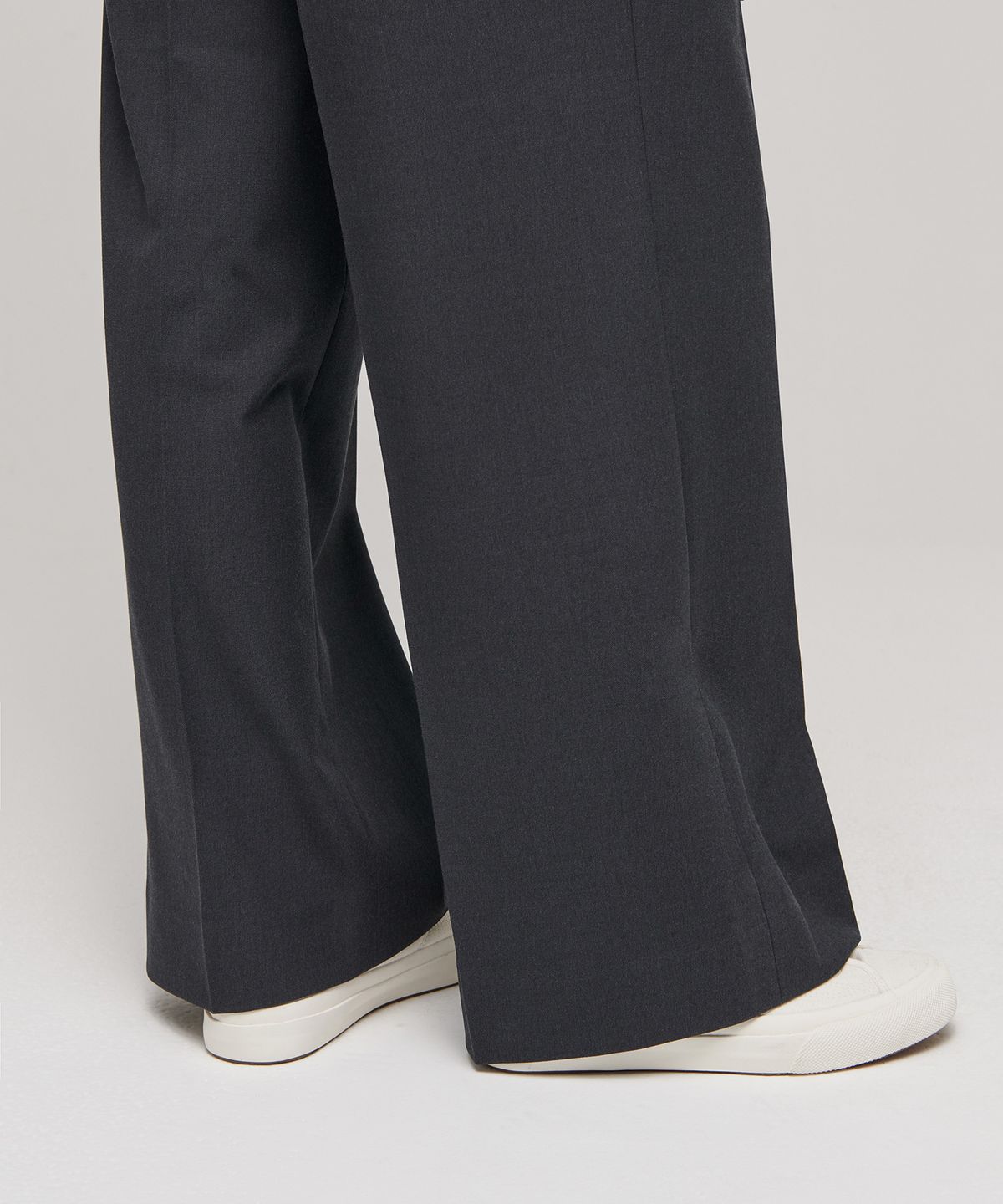 무신사 스탠다드 우먼(MUSINSA STANDARD WOMAN) 우먼즈 리버스 투 턱 와이드 히든 밴딩 슬랙스 [그레이]