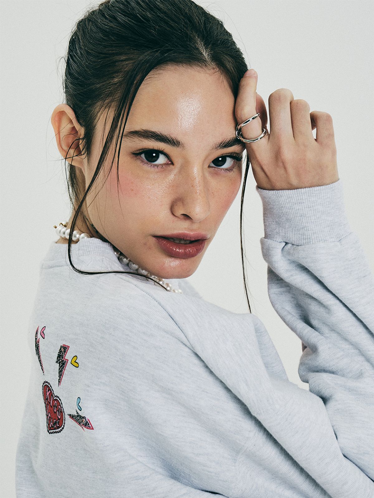 에즈이프 캘리(ASIF CALIE) HEART HEART CROP SWEATSHIRT WHITE MELANGE