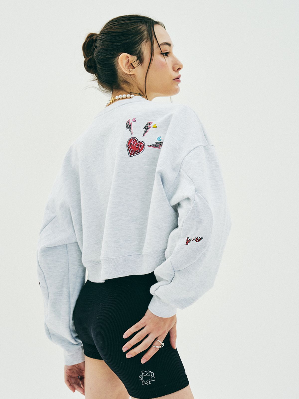 에즈이프 캘리(ASIF CALIE) HEART HEART CROP SWEATSHIRT WHITE MELANGE