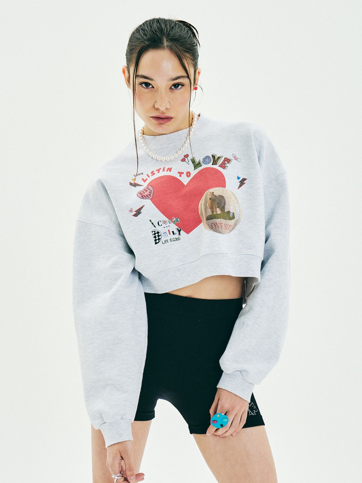 에즈이프 캘리(ASIF CALIE) HEART HEART CROP SWEATSHIRT WHITE MELANGE