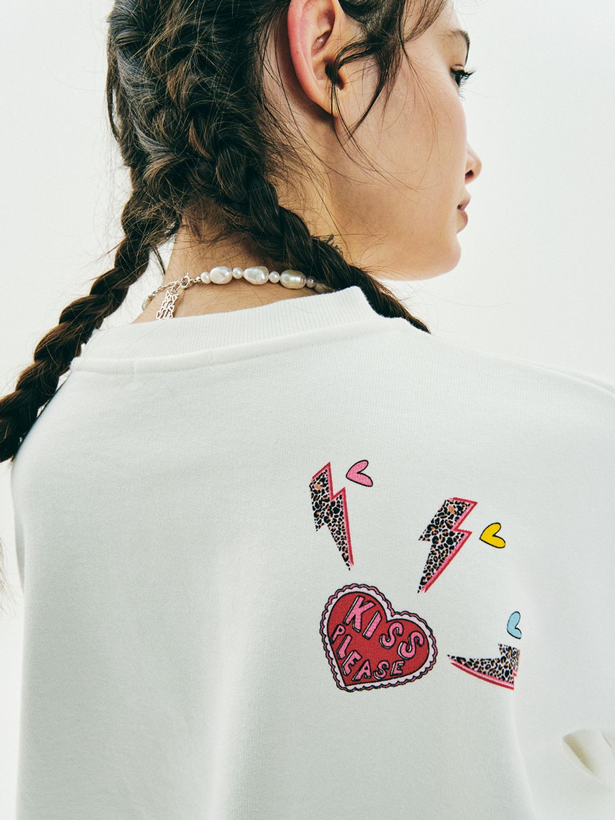 에즈이프 캘리(ASIF CALIE) HEART HEART CROP SWEATSHIRT WHITE