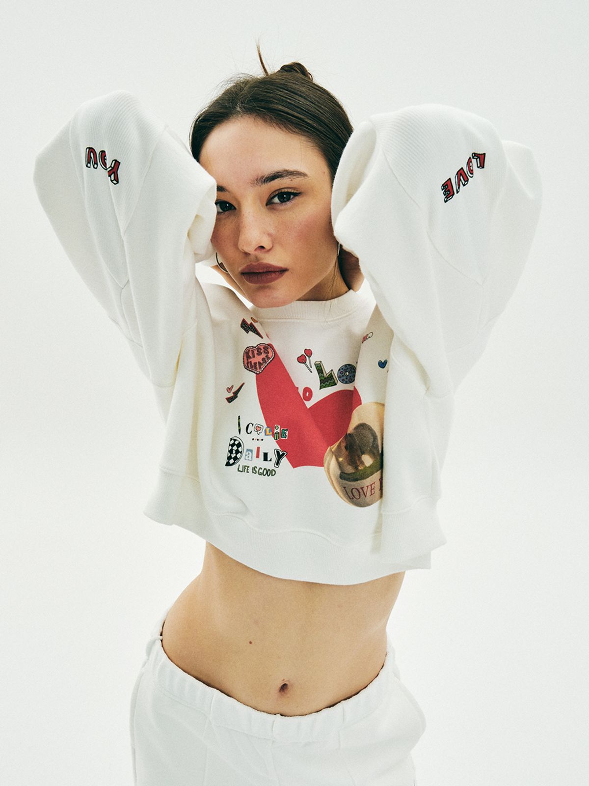 에즈이프 캘리(ASIF CALIE) HEART HEART CROP SWEATSHIRT WHITE