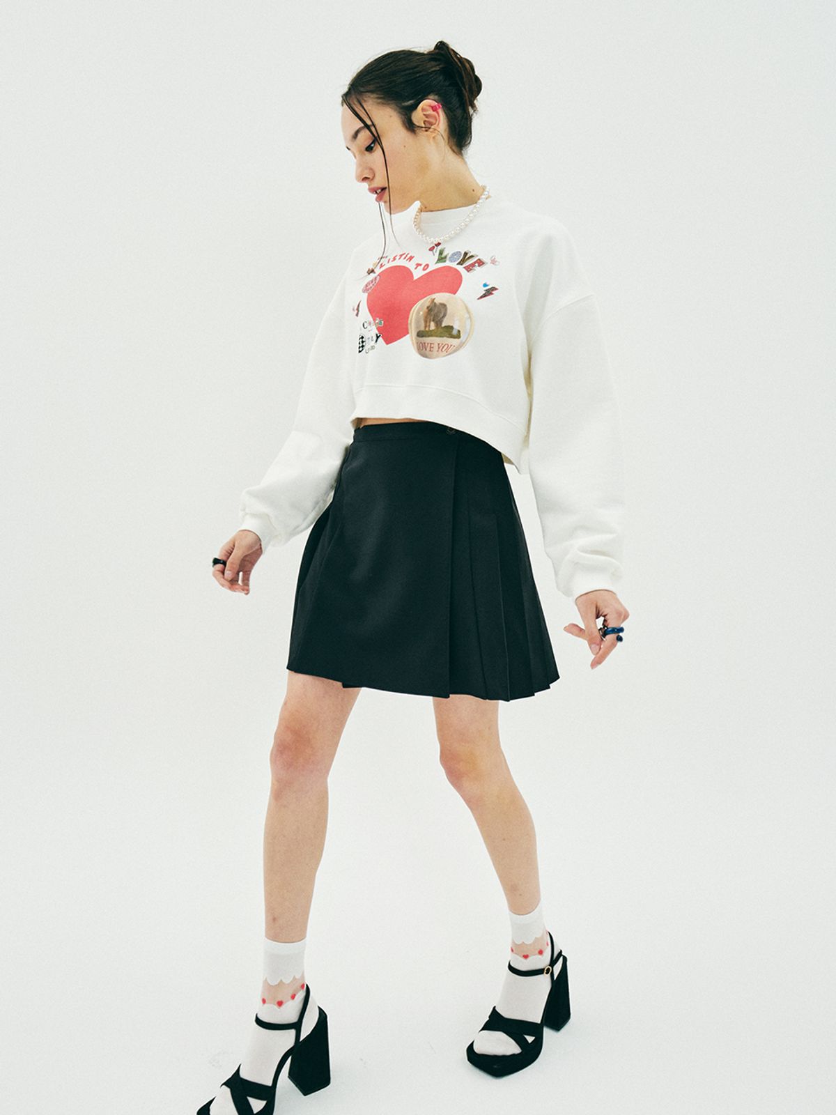 에즈이프 캘리(ASIF CALIE) HEART HEART CROP SWEATSHIRT WHITE