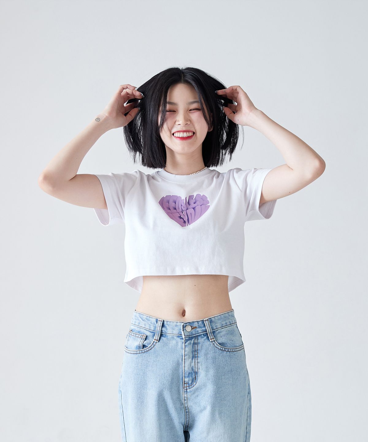리즈리스(LEEDSLESS) leedsless heart Emoji crop-shirt 리즈리스 하트이모지 크롭티 [white]