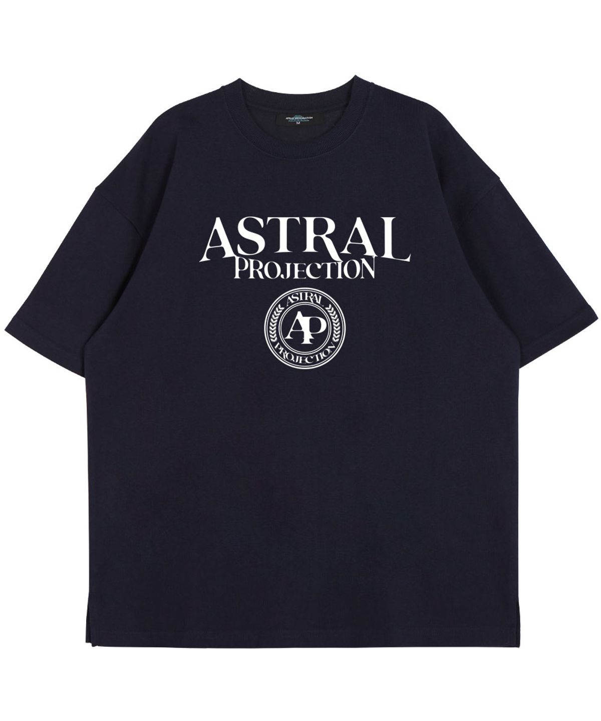 아스트랄 프로젝션(ASTRAL PROJECTION) 레터링 로고  엠블럼 라운드 넥  15수 면 반팔 티셔츠_네이비