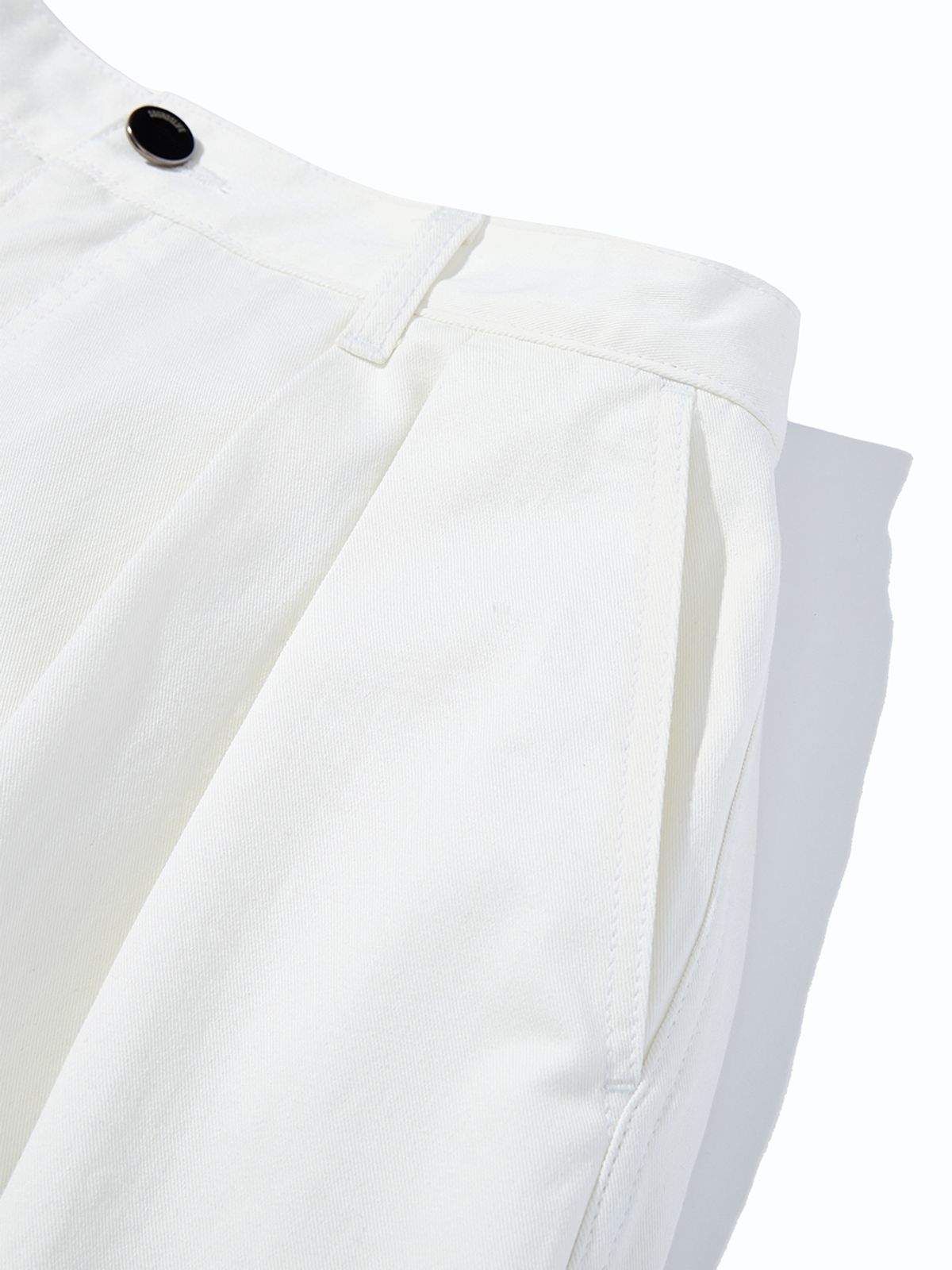 사운즈라이프(SOUNDSLIFE) Steady Balloon Two-Tuck Shorts White