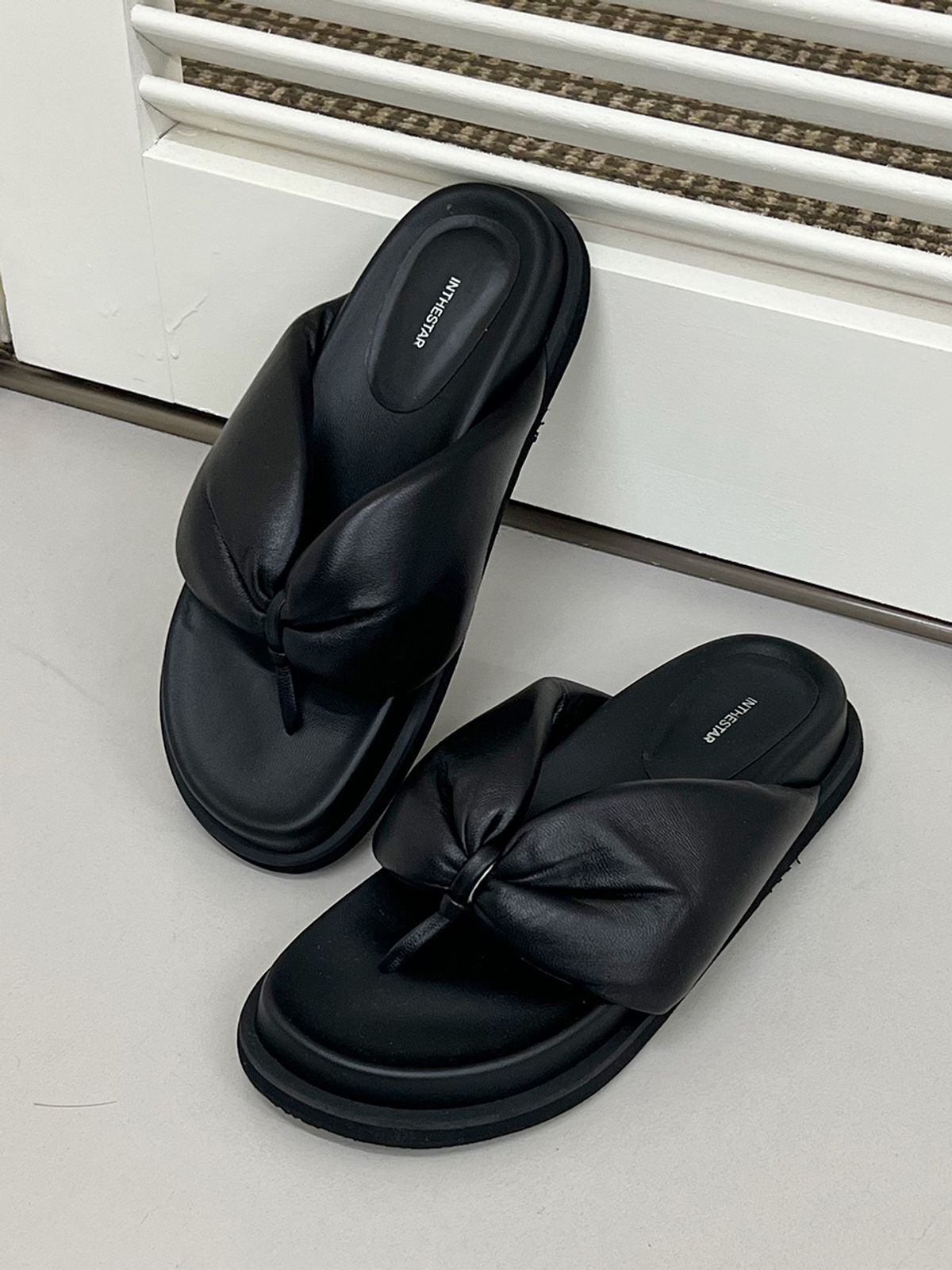 인더스타(INTHESTAR) IS_221351 Padded Ribbon Sliders (Black)