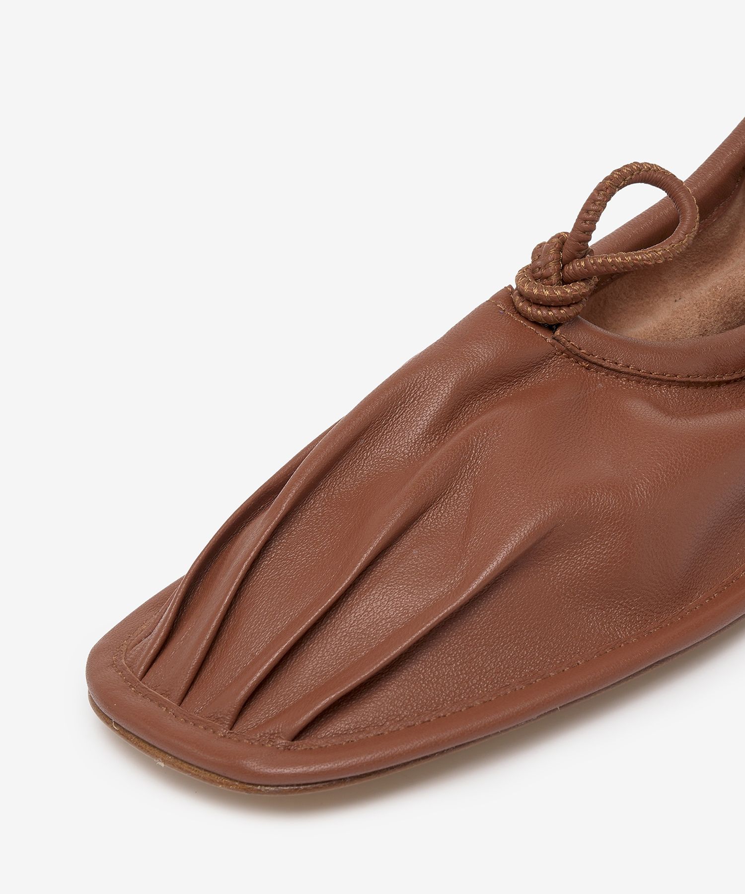 ◆HEREU◆ Puntera Flat Shoes Chestnut WFR21PUNT003CHESTNUT W PUNTERA - Pleated-Toe Pump – Hereu Studio