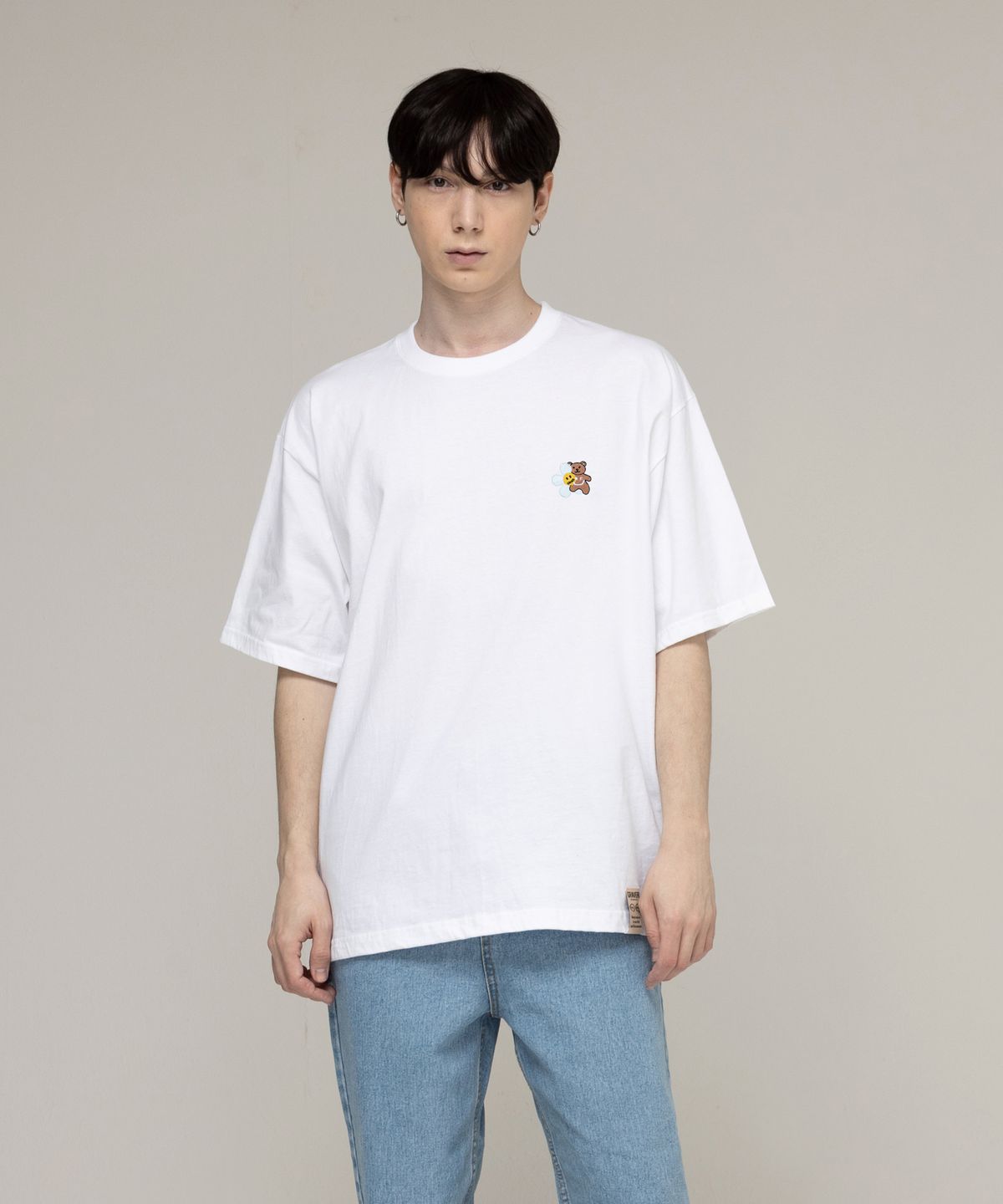 그레이버(GRAVER) [UNISEX]플라워 베어 스마일 자수 반팔티_화이트