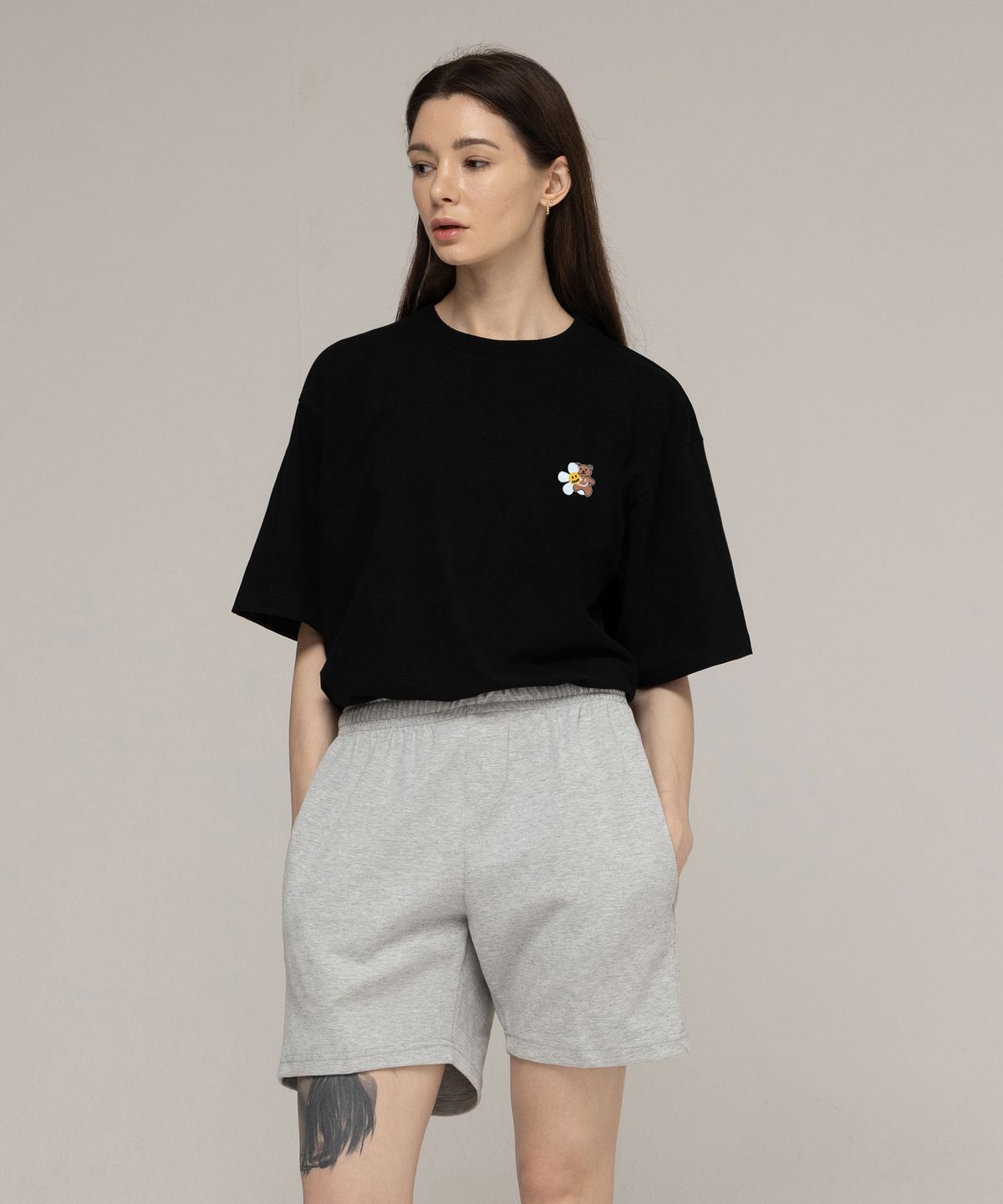 그레이버(GRAVER) [UNISEX]플라워 베어 스마일 자수 반팔티_2color