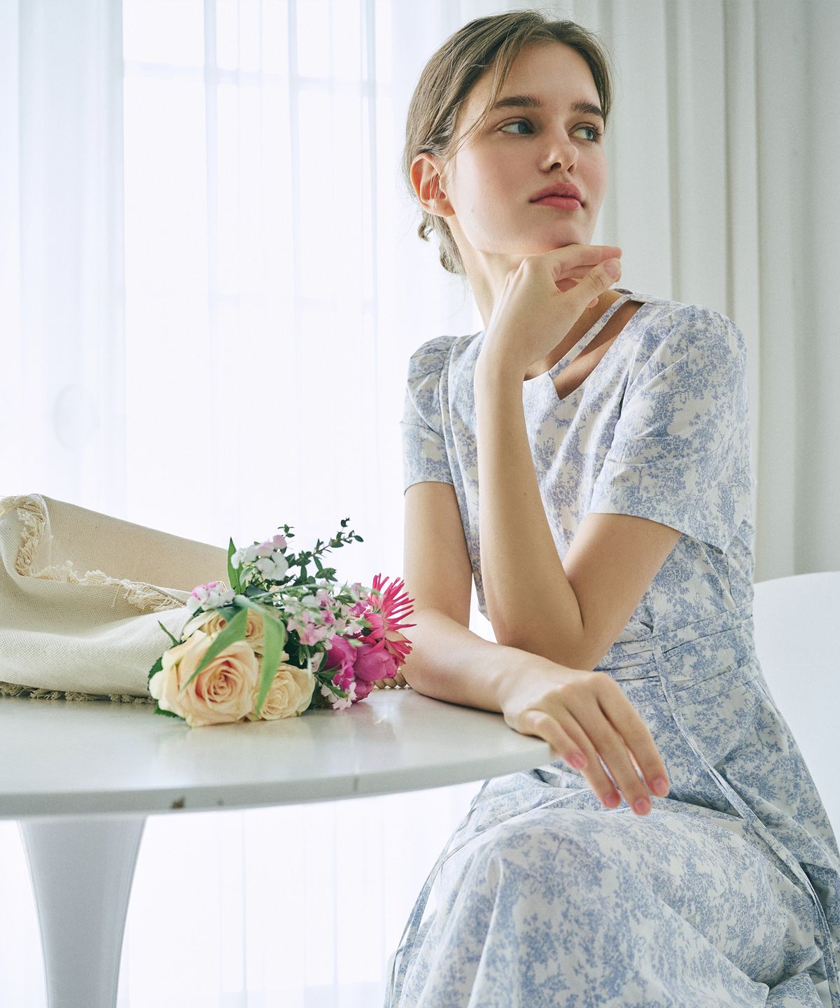 에트몽(ETMON) Neck Cut-Out Shirring Dress  Light Blue
