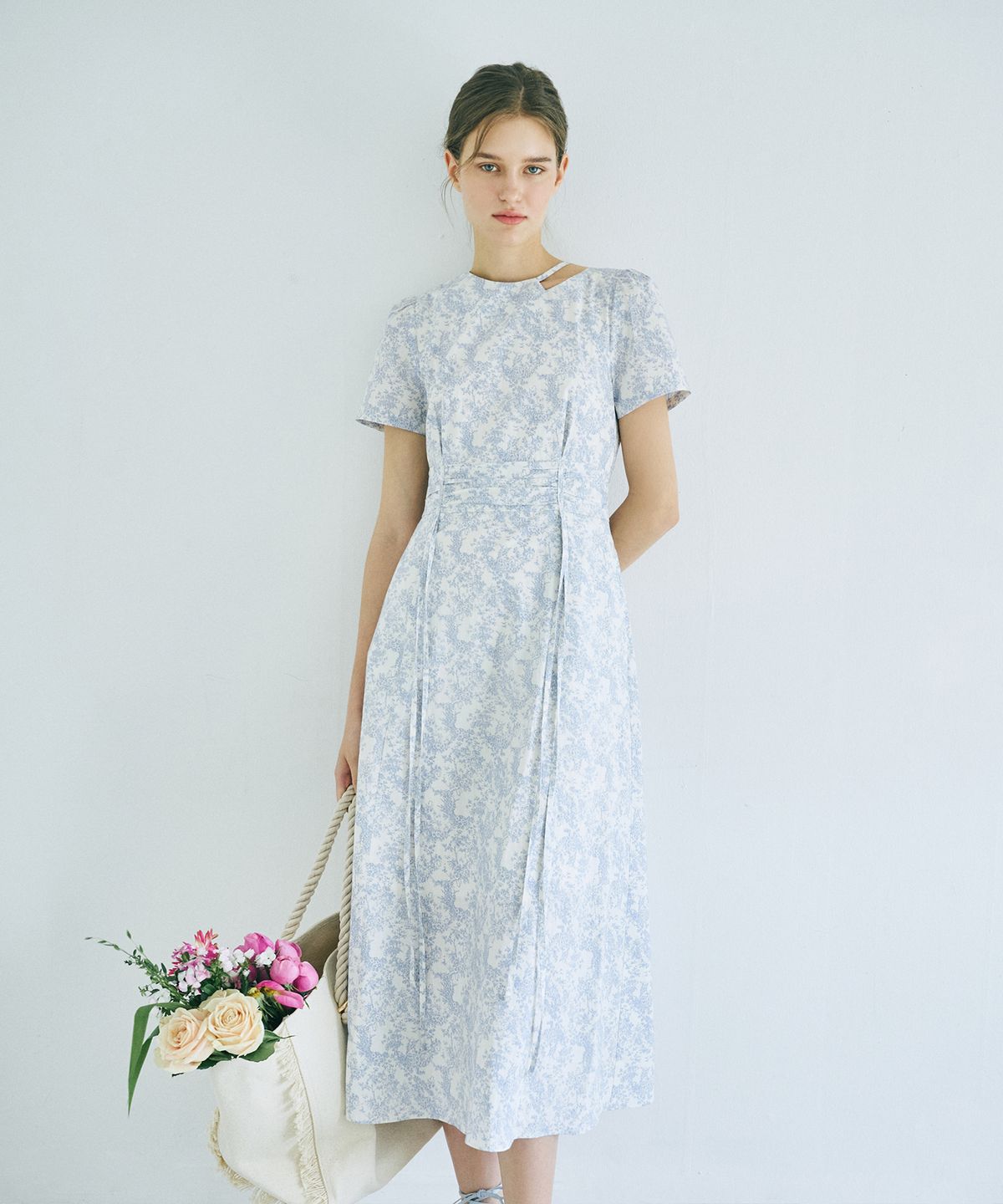 에트몽(ETMON) Neck Cut-Out Shirring Dress  Light Blue