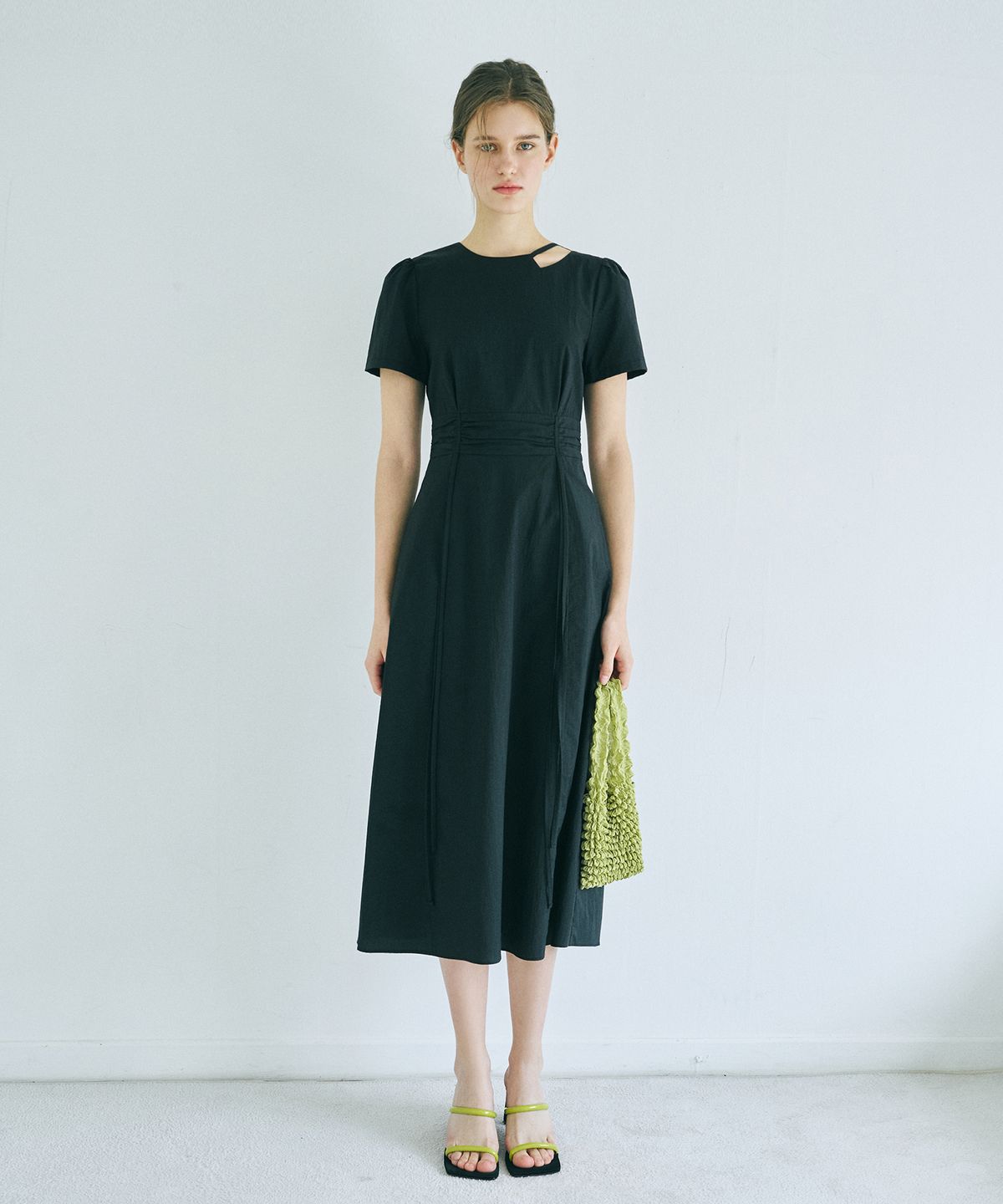 에트몽(ETMON) Neck Cut-Out Shirring Dress  Black