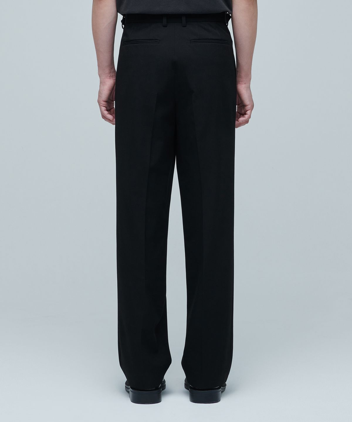 무신사 스탠다드(MUSINSA STANDARD) 사이드 어드저스트 투 턱 와이드 슬랙스 [블랙]
