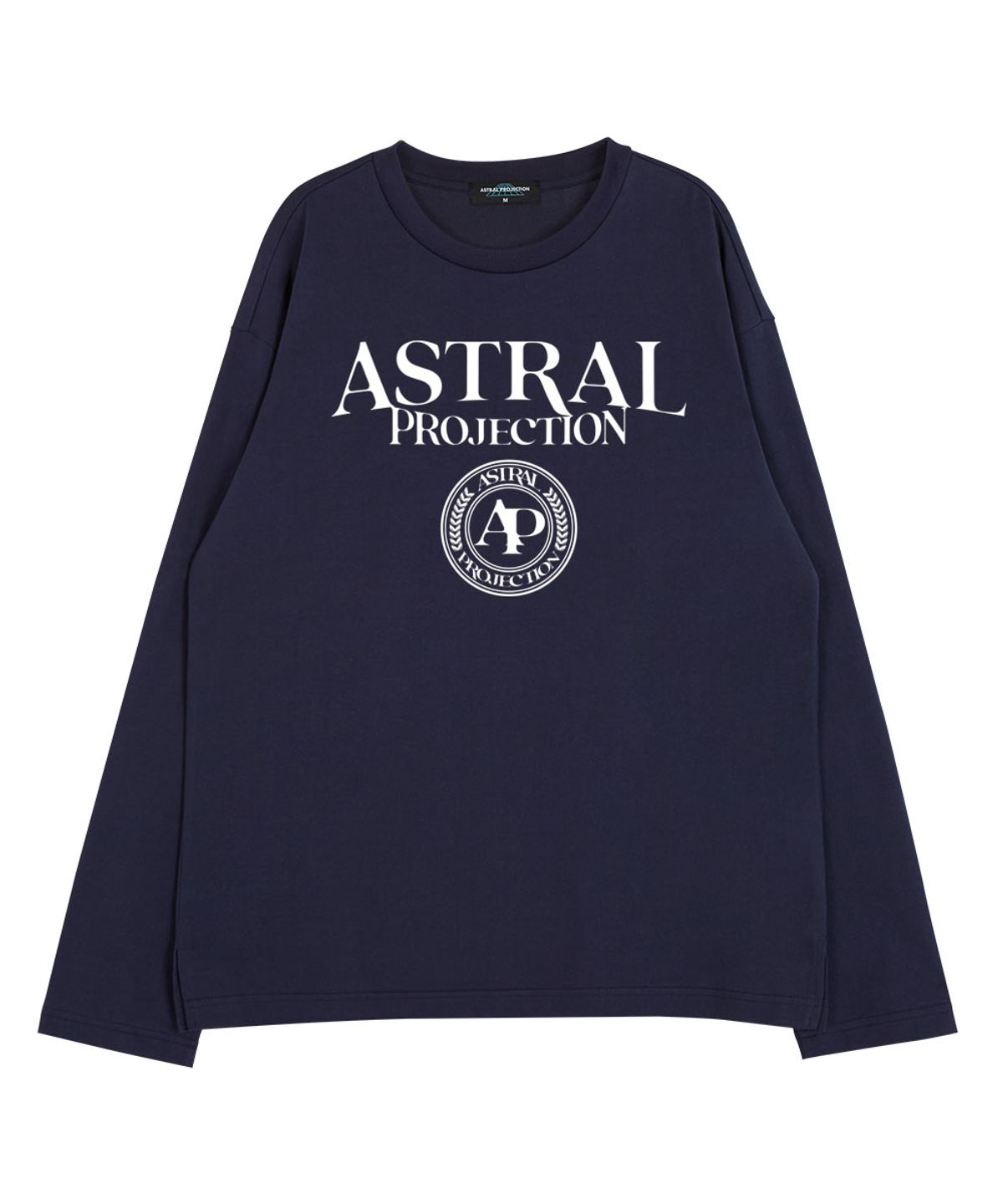 아스트랄 프로젝션(ASTRAL PROJECTION) 레터링 로고 엠블럼 라운드 넥 13수 면 롱 슬리브 티셔츠_네이비