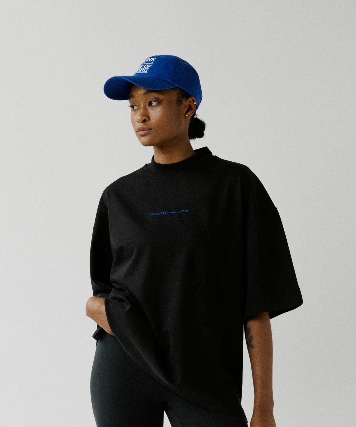아웃 오브 트렁크(OUT OF TRUNK) OOT Basic Tee (Black)