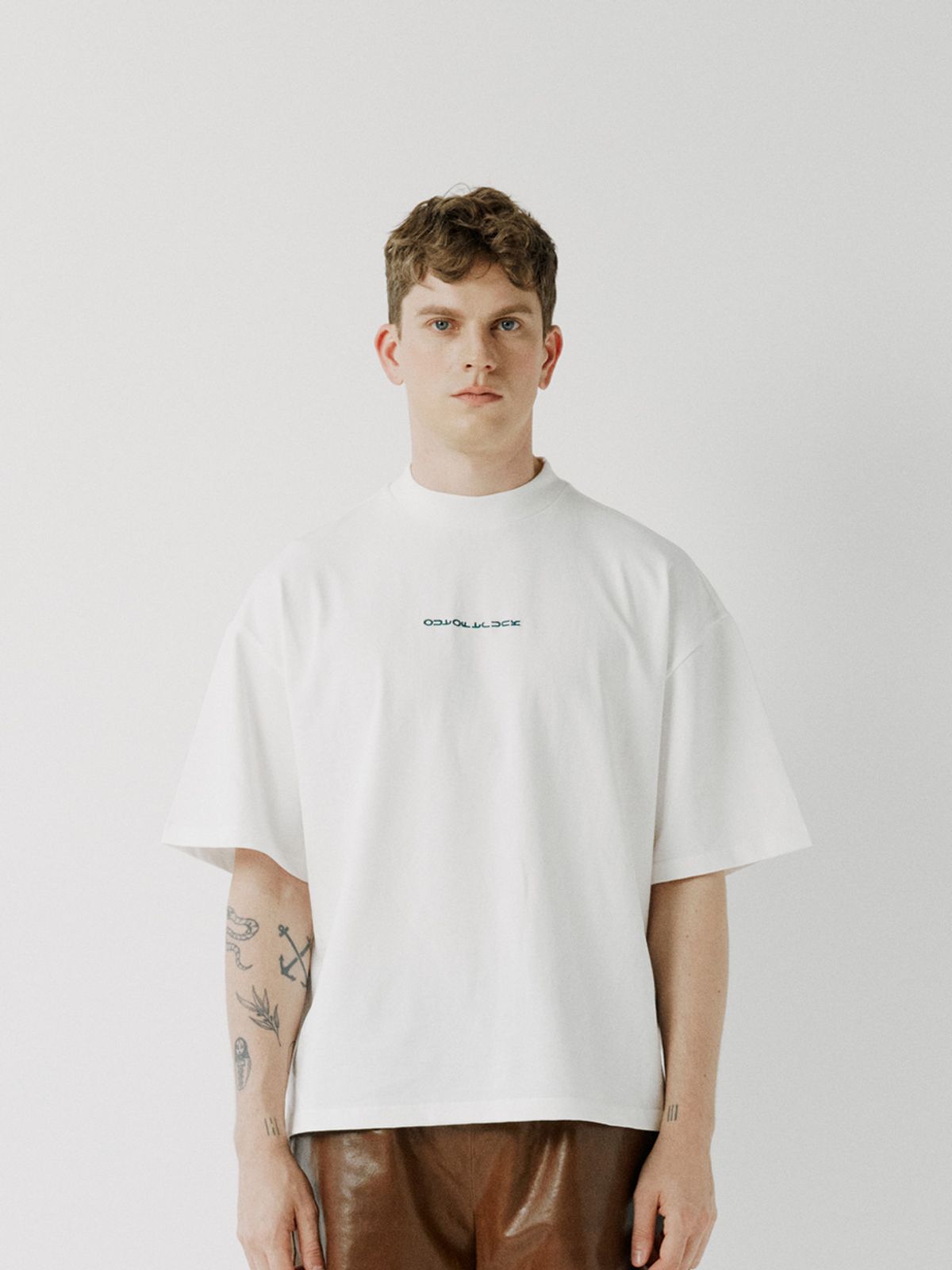 아웃 오브 트렁크(OUT OF TRUNK) OOT Basic Tee (White)