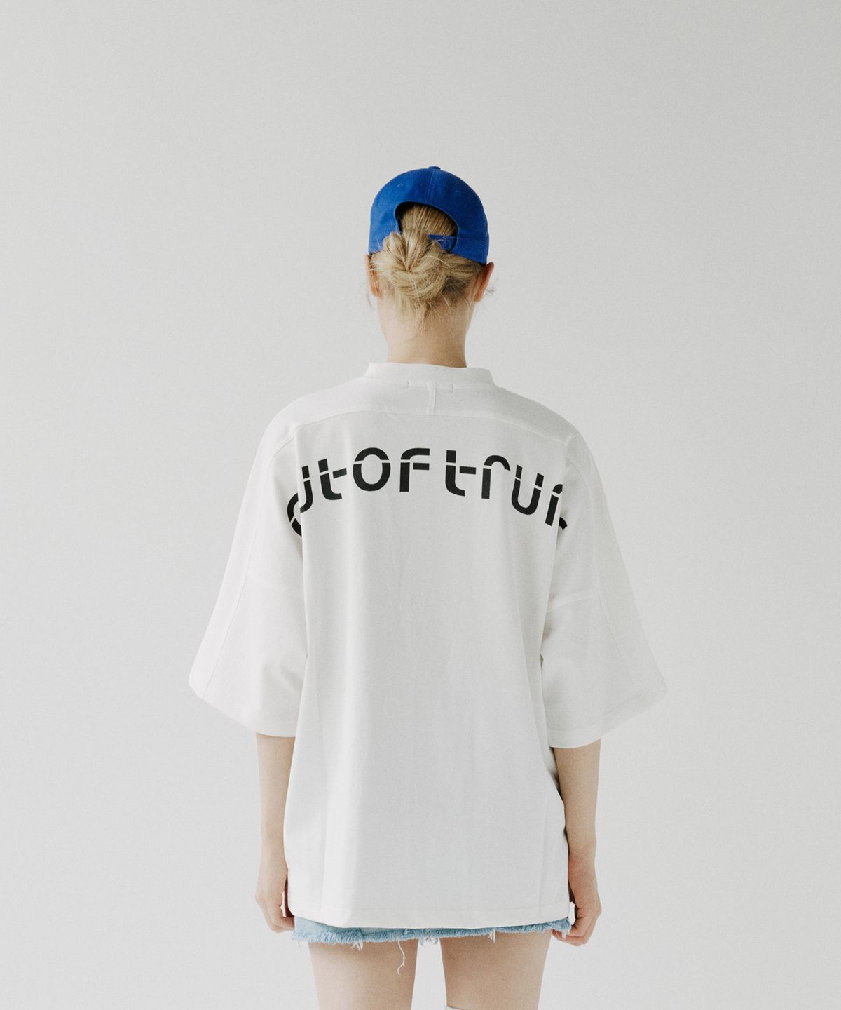 아웃 오브 트렁크(OUT OF TRUNK) Matrix Logo Tee (White)